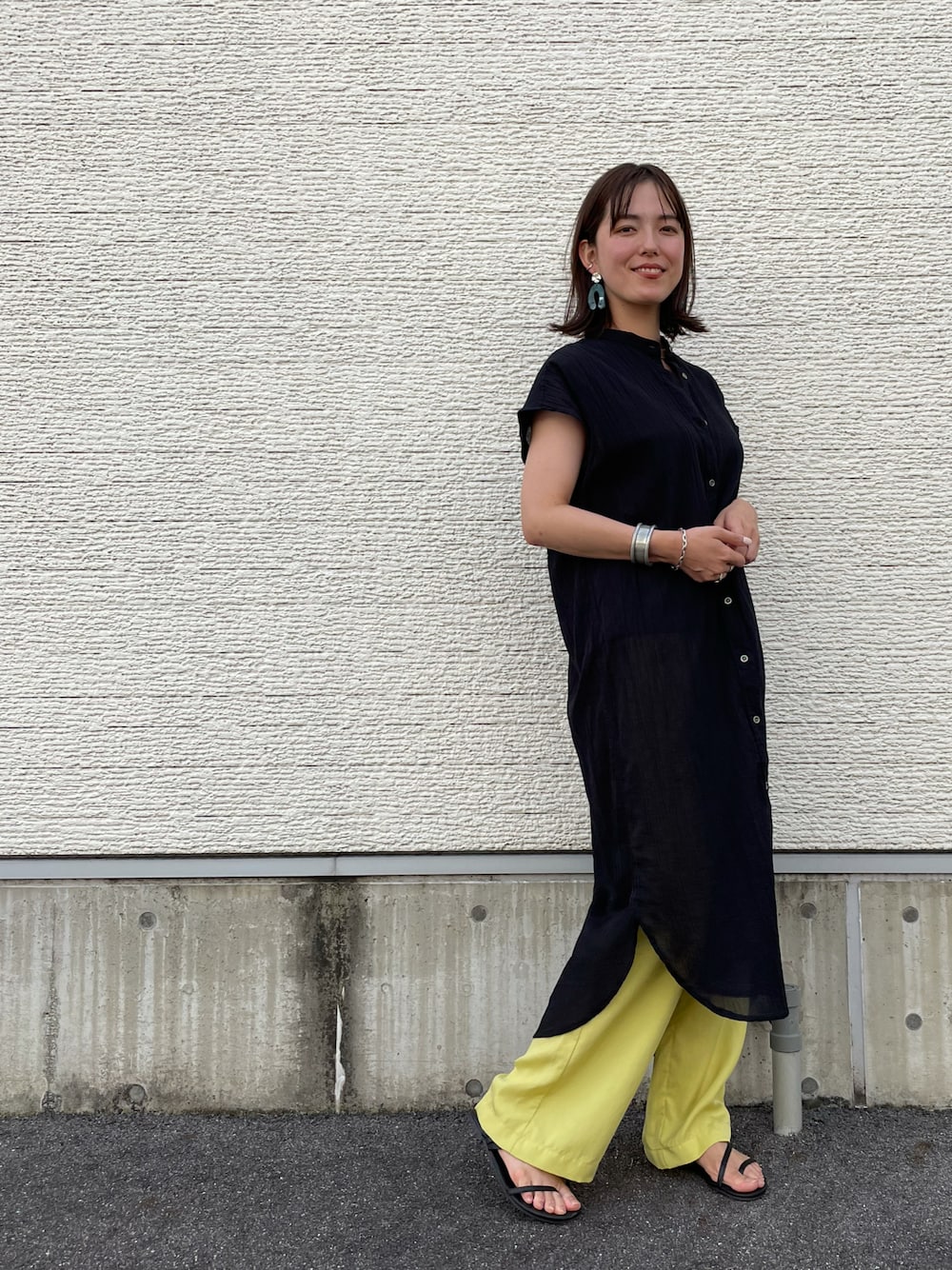 「シンプルコーデ、大人かわいい、おしゃれさんと繋がりたい、着回しコーデ、カラーパンツ、シアーシャツ、ワンピース、サンダル、アーバンリサーチ、ITEMS URBANRESEARCH」｜「URBAN RESEARCHのアシンメトリーサンダル（サンダル、ブラック系）」を使った、HIRANOさん（レディース・160cm）の夏コーディネートの1枚目の写真