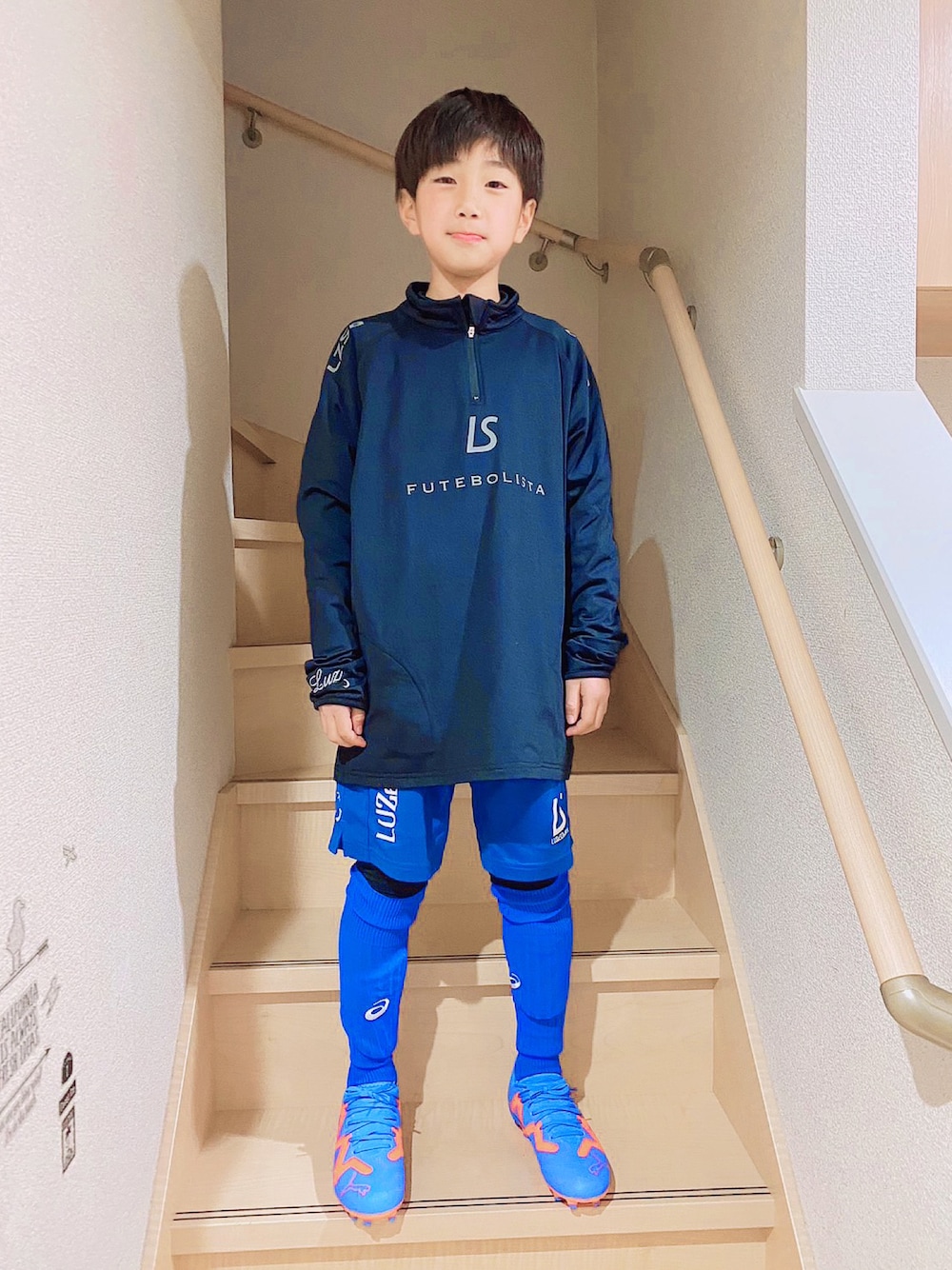 「男の子コーデ、サッカー少年、LUZeSOMBRA」｜「LUZeSOMBRAのアイテム（トップス、ブラック系）」を使った、©︎yocoさん（キッズ・130cm）の冬コーディネートの1枚目の写真