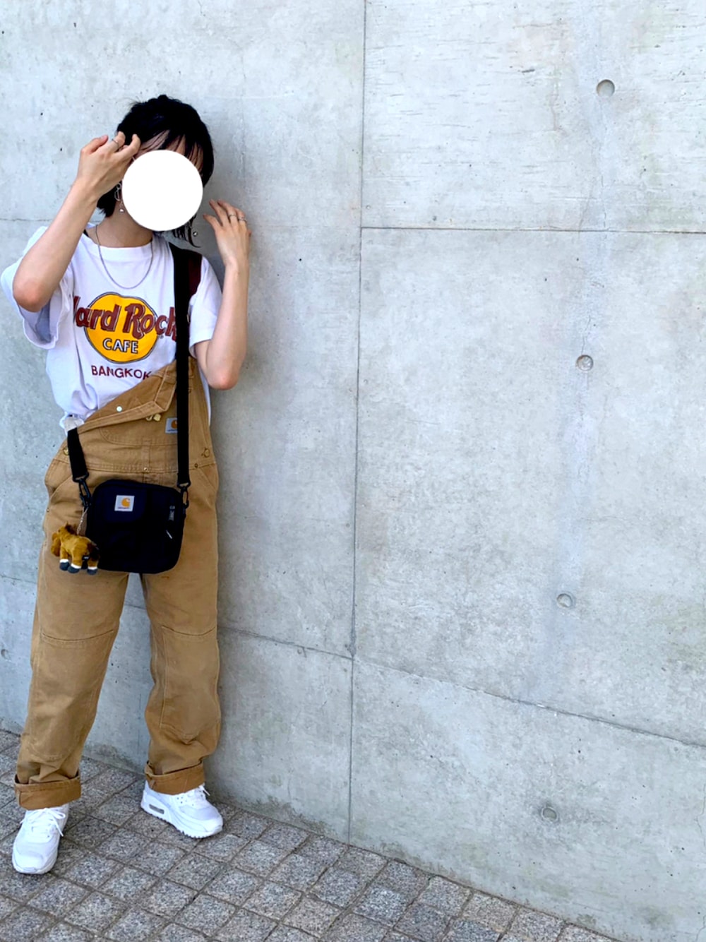 「夏コーデ、古着、古着好きな人と繋がりたい、メンズライク、メンズライクコーデ、カーハート、ハードロックカフェ、carhartt、古着女子」｜「CarharttのCarhartt ダックビブオーバーオール（サロペット/オーバーオール、ブラウン系）」を使った、H I n a t a 🌞さん（レディース・155cm）の夏コーディネートの1枚目の写真