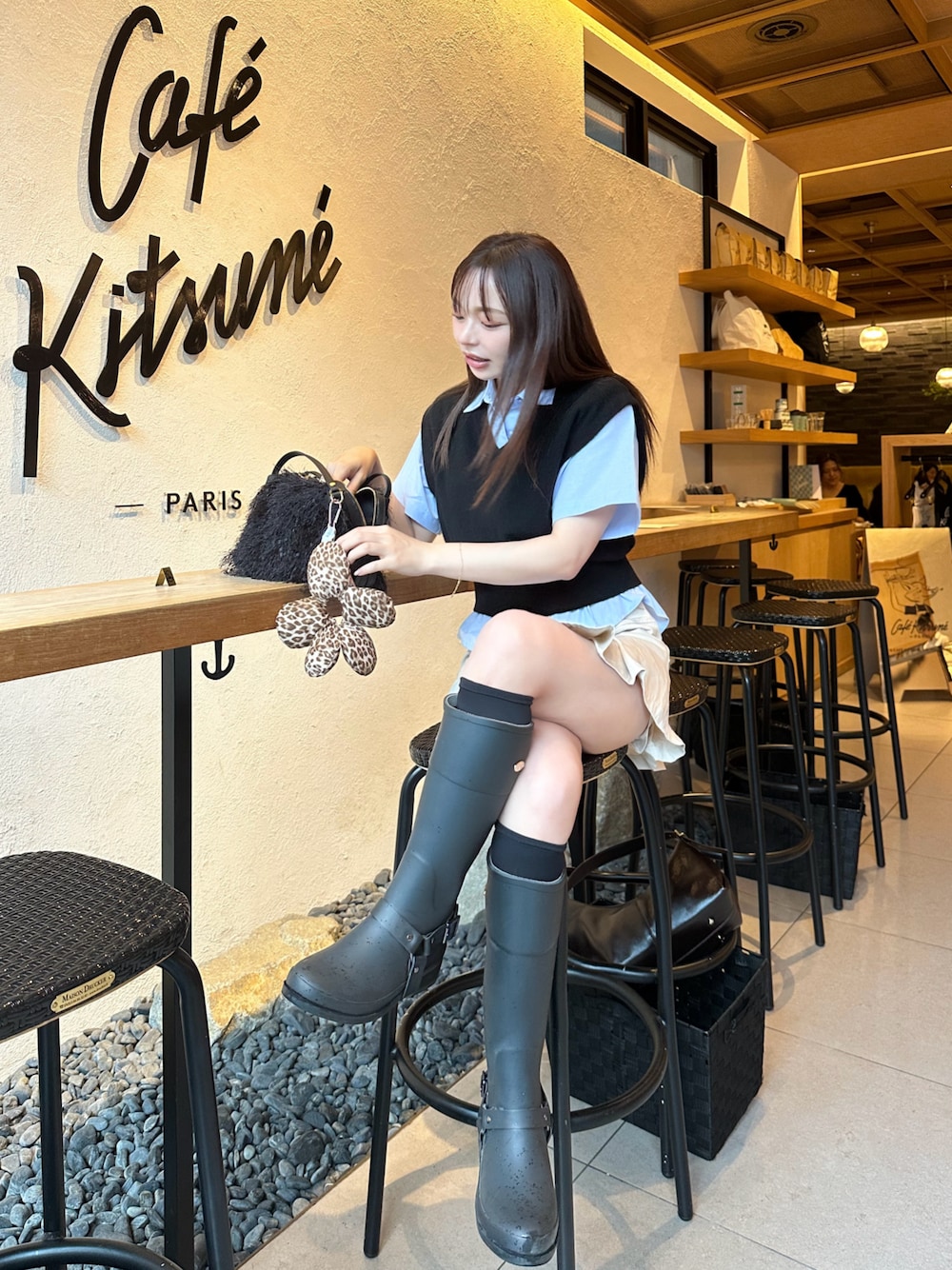「レイヤードスタイル、雨の日コーデ、雨の日、長靴、長靴コーデ、シャツスタイル、きれいめカジュアル、カジュアル、大人カジュアル、甘辛mix、スクールガール、夏コーデ、ミニスカート、ミニバッグ、ガーリー」｜「moveのアイテム（レインシューズ、ブラック系）」を使った、三村有希さん（レディース・157cm）の夏コーディネートの1枚目の写真