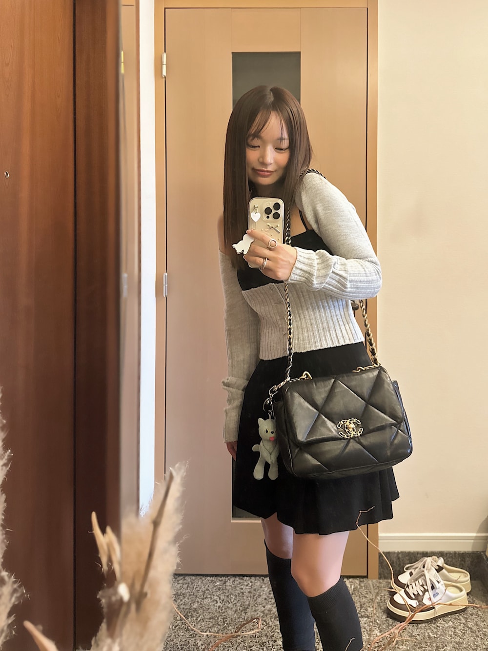 「秋っぽコーデ更新中、レイヤードスタイル、秋のコーデ、今日のコーデ、秋服、ニット、オトナ女子、カジュアルスタイル、スカート、y2k、オトナカワイイ、ローファー、ローファー×靴下、バレエコア、グレー」｜「CHANELのアイテム（ショルダーバッグ、ブラック系）」を使った、三村有希さん（レディース・157cm）の秋コーディネートの1枚目の写真
