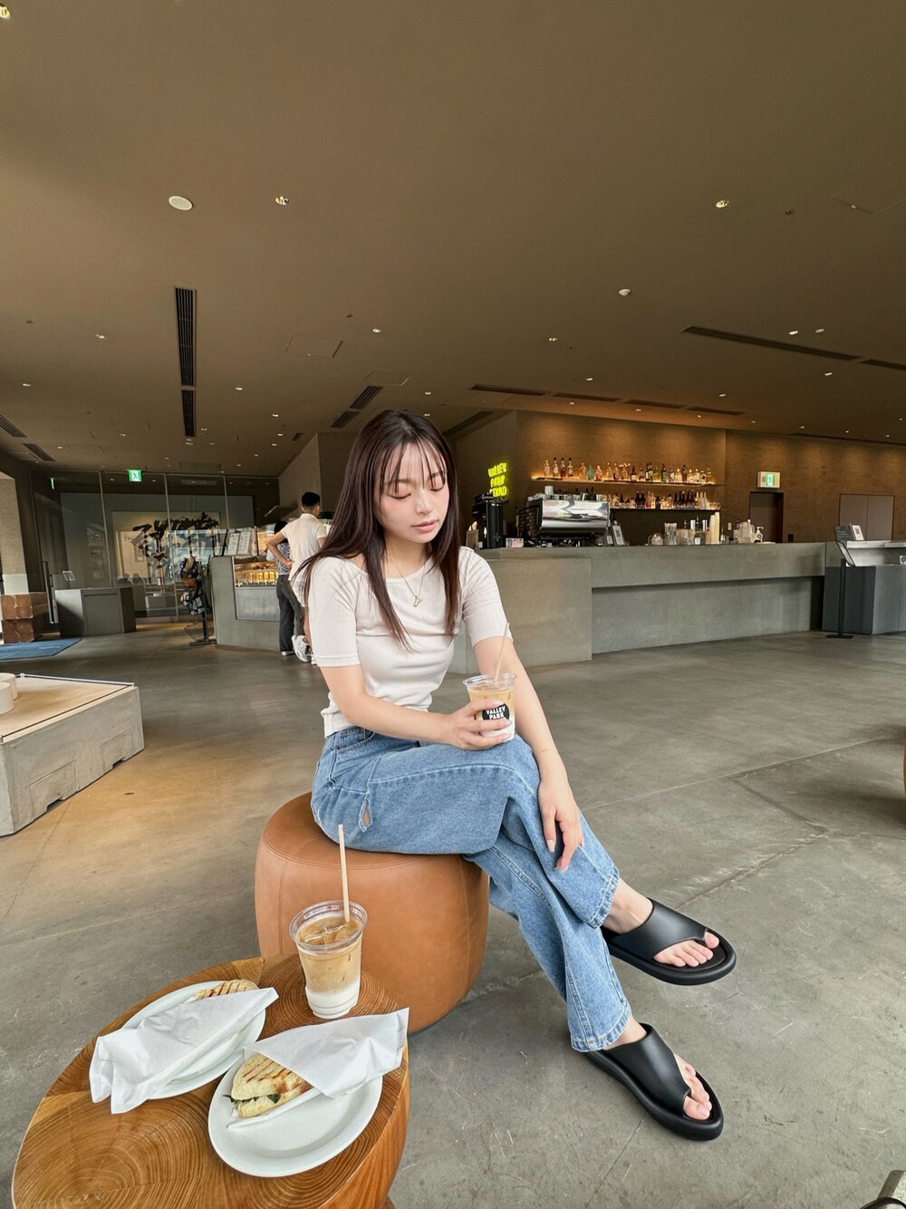 「サンダル、白Tシャツ、アシンメトリー、シンプルコーデ、シンプル、Tシャツ、Tシャツ×デニム、夏コーデ、夏、大人カジュアル、シンプルカジュアル、神戸レタス、KOBE LETTUCE、プチプラ、プチプラコーデ」｜「Ethformのアイテム（サンダル、ブラック系）」を使った、三村有希さん（レディース・157cm）の夏コーディネートの1枚目の写真