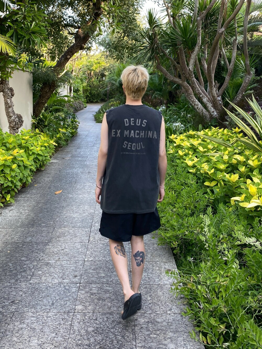 「夏コーデ、夏、バカンス、タンクトップ、ハーフパンツ、デウス、DEUS EX MACHINA、stussy、oofos」｜「DEUS EX MACHINAのアイテム（タンクトップ、グレー系）」を使った、goodbyeseoulcityさん（レディース・162cm）の夏コーディネートの1枚目の写真