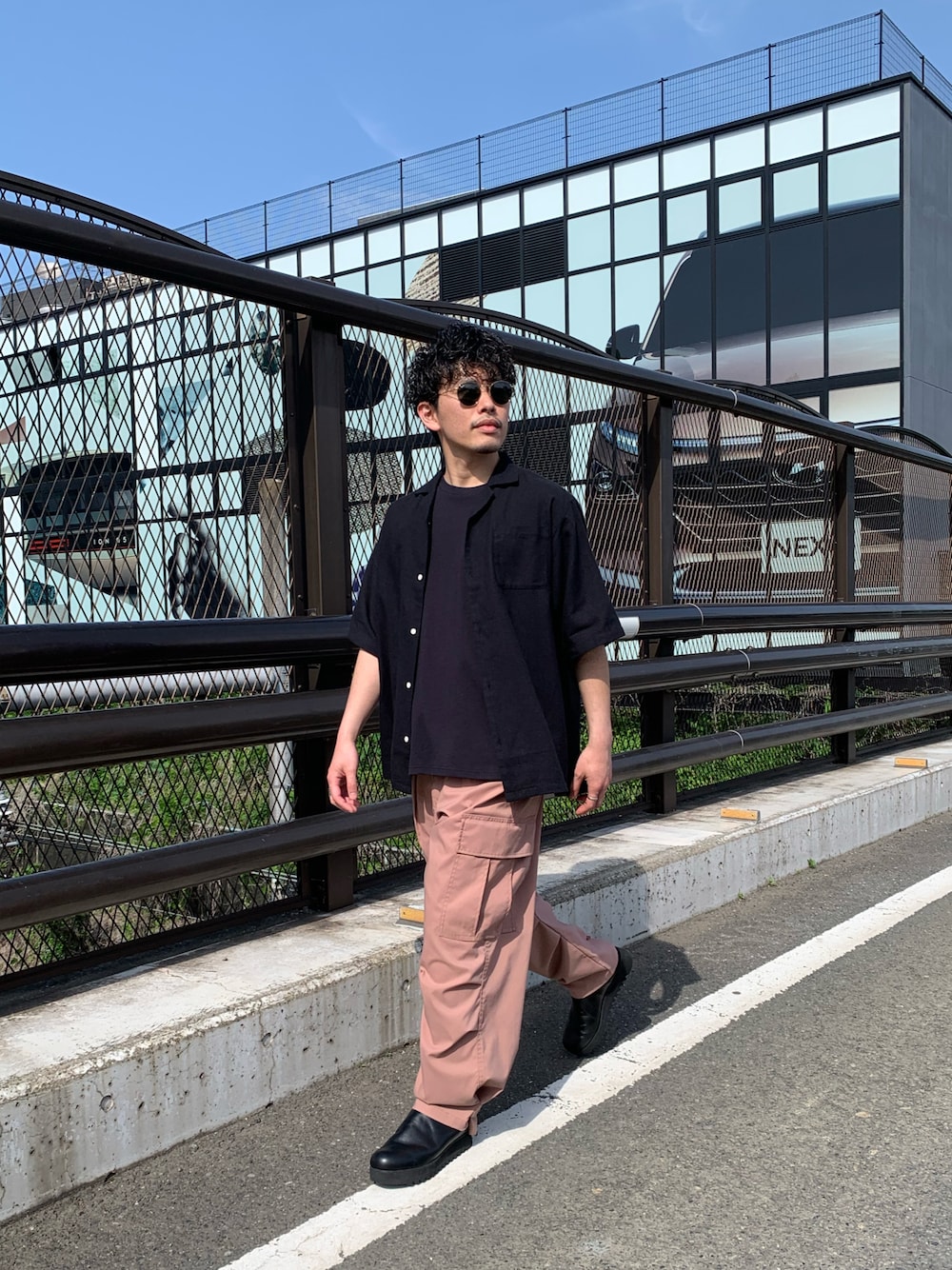 「カラーパンツ、春夏コーデ、革靴、ビッグシルエット、カラー×コーデ、オトナカジュアル、シャツスタイル、大人コーデ、ワイドパンツ、シャツ、サングラス、ミリタリー、カーゴパンツ、レイバン、オープンカラーシャツ」｜「CIAOPANIC TYPYの【なにわ男子 藤原丈一郎さん着用】【POPFIREｘCIAOPANIC TYPY】ワイドカーゴパンツ（カーゴパンツ、ピンク系）」を使った、皆川喬さん（メンズ・168cm）の春コーディネートの1枚目の写真