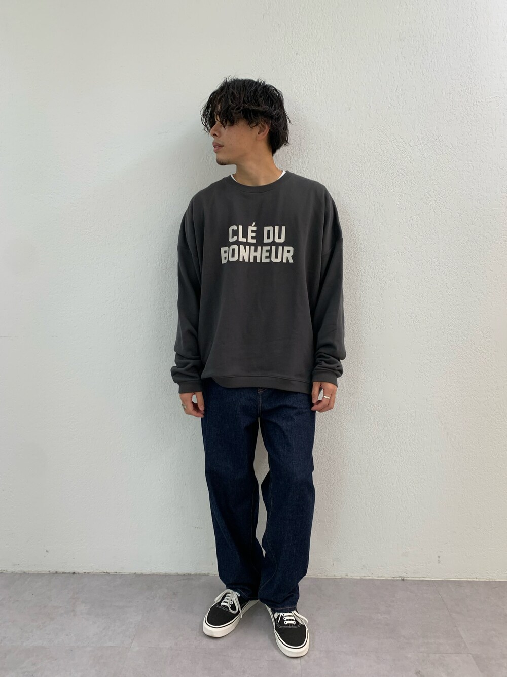 「プチプラ、ロゴスウェット、シンプルコーデ、ワントーンコーデ、秋冬コーデ、ビッグシルエット、スウェット、デニム、ワイドパンツ、ワイドデニム、カジュアルコーデ、スニーカーコーデ、プチプラコーデ、秋のコーデ」｜「CIAOPANIC TYPYの【WEB限定】ユニセックスビッグシルエットアソートロゴ裏毛裏起毛スウェットプルオーバー（スウェット、グレー系）」を使った、皆川喬さん（メンズ・168cm）の秋コーディネートの1枚目の写真