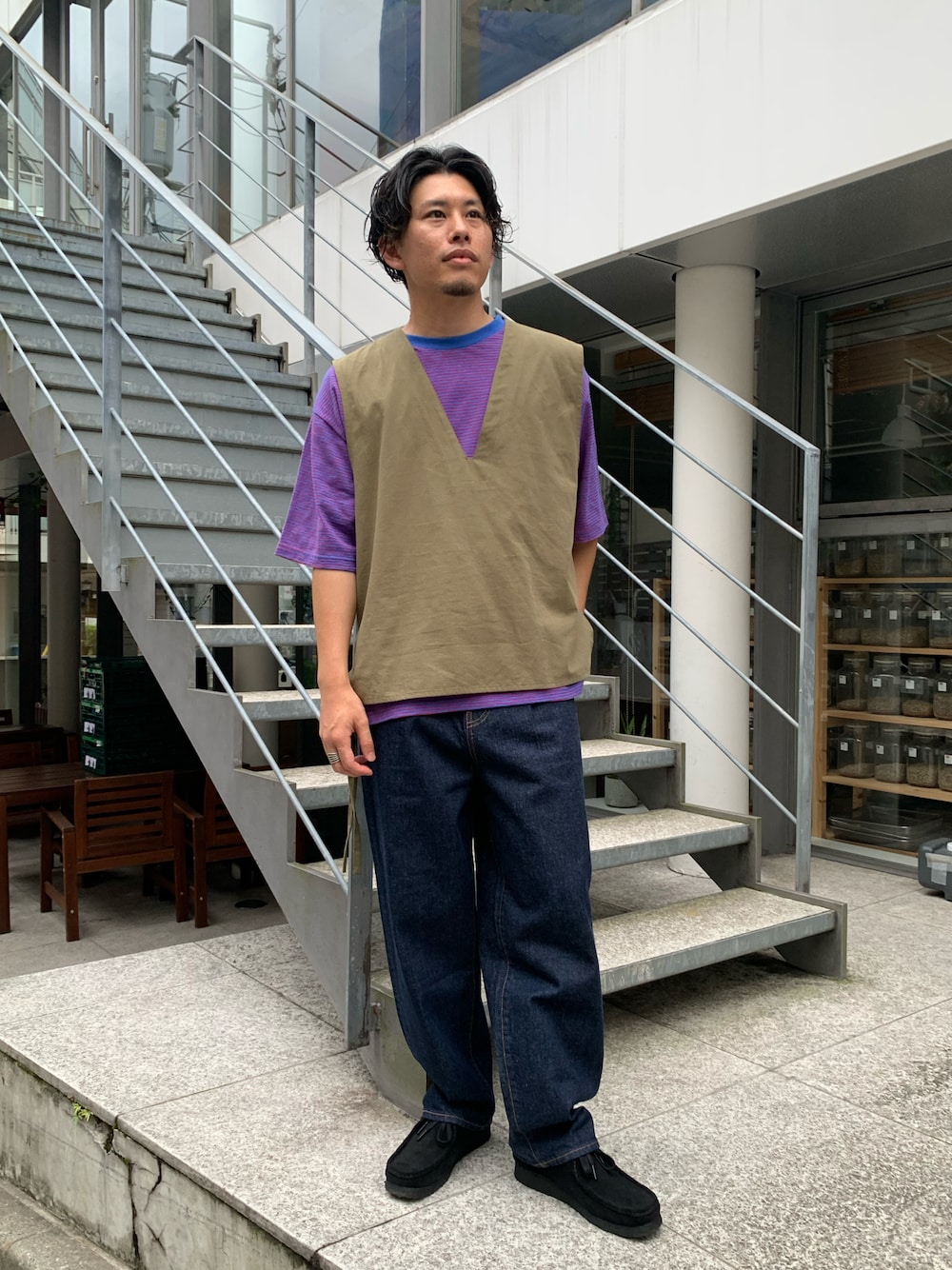 「夏だ！Tシャツ着よう！、デニム、シンプルコーデ、アメカジ、ストリート、プチプラ、ビッグシルエット、ベスト、レトロボーダー、ボーダー、clarks、クラークス、レイヤードスタイル、レイヤード」｜「CIAOPANIC TYPYのコットンツイルサイドコードミリタリーベスト（ベスト、グリーン系）」を使った、皆川喬さん（メンズ・168cm）の夏コーディネートの1枚目の写真