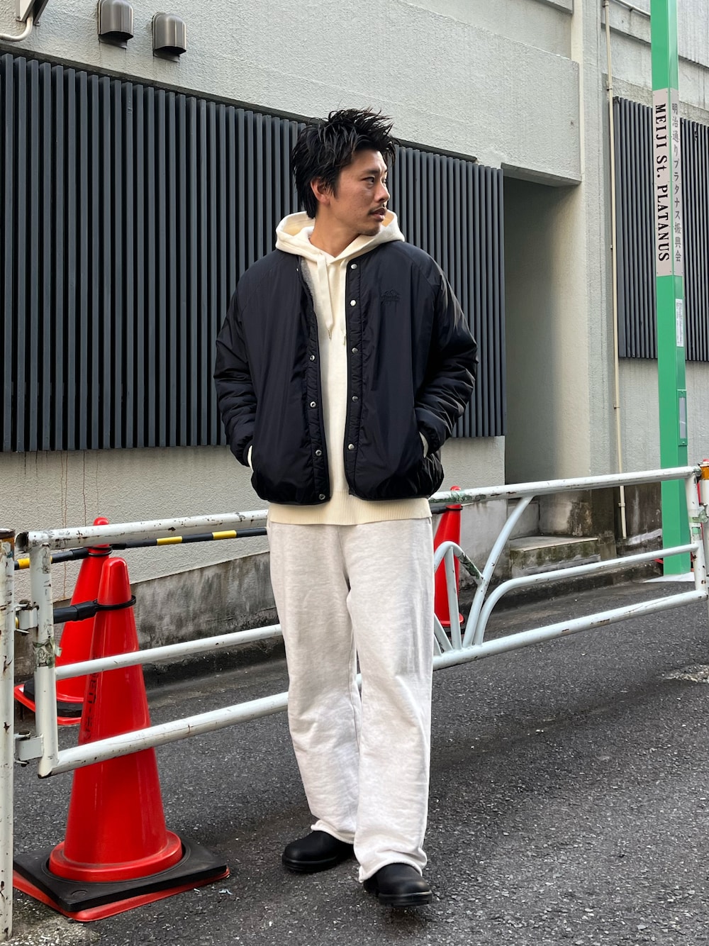 「ストリート、ブーツ、モノトーン、厚底シューズ、スウェット、スポーツミックス、パーカー、ファッションを楽しもう、コート、ブルゾン、ニット、スウェットパンツ、ボアジャケット、ボアブルゾン、カジュアルコーデ」｜「Blundstoneの【Blundstone】BS510　SIDE GORE BOOTS（ブーツ、ブラック系）」を使った、皆川喬さん（メンズ・168cm）の秋コーディネートの1枚目の写真
