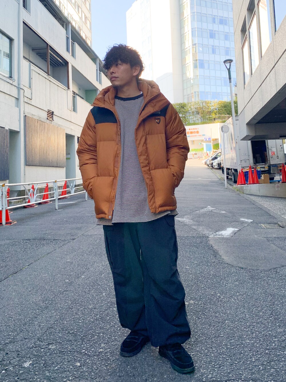 「レイヤードスタイル、カーゴパンツ、秋冬コーデ、ビッグシルエット、プチプラ、冬コーデ、ストリート、ローファー、ダウンジャケット、ボーダー、ミリタリー、ブラック、ブラックコーデ、スニーカーコーデ、大人カジュアル」｜「Franklin Climbingの【Franklin Climbing】アルパインビレイダウンジャケット（ダウンジャケット/コート、ブラウン系）」を使った、皆川喬さん（メンズ・168cm）の秋コーディネートの1枚目の写真