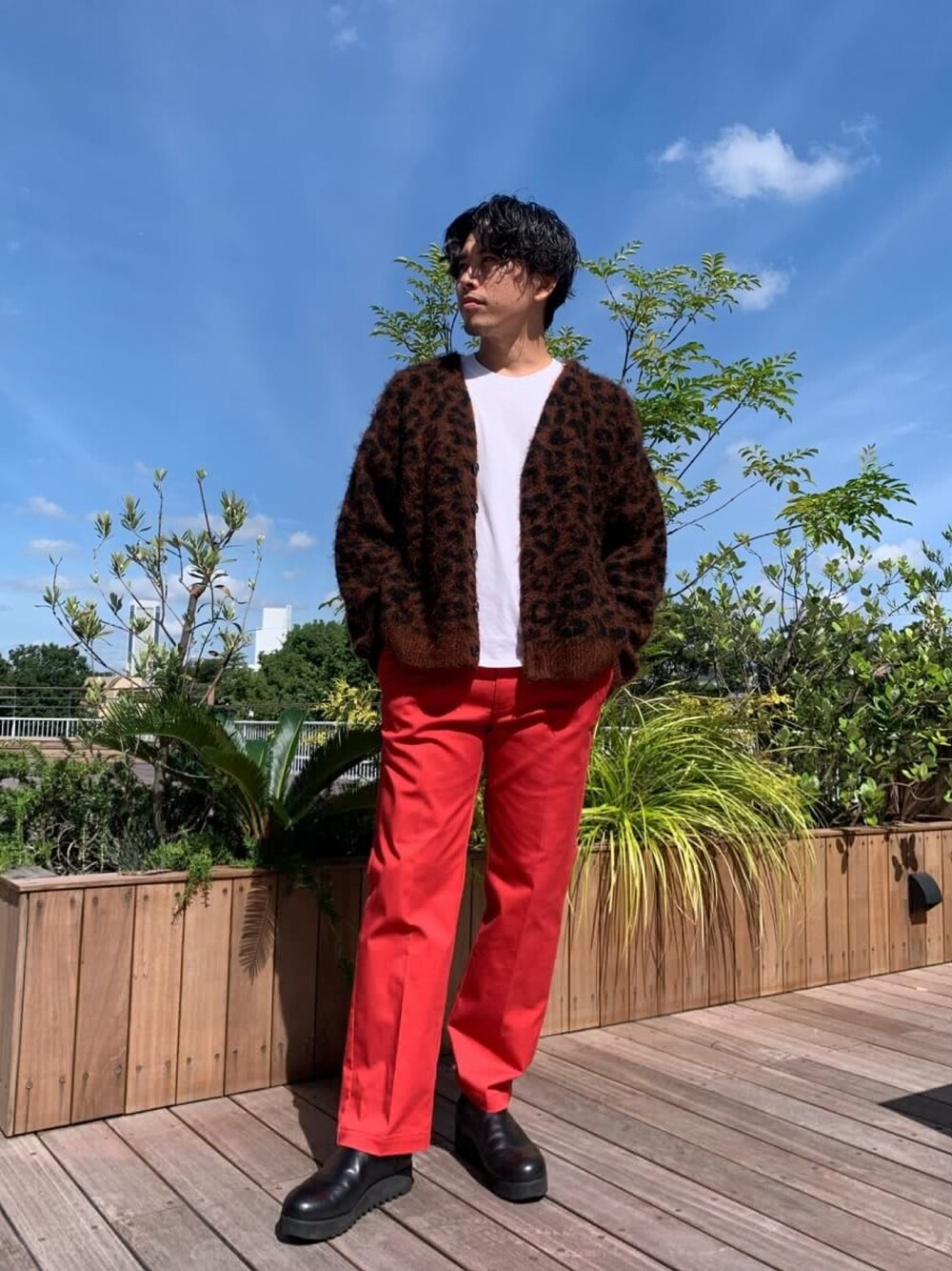 「ブーツ、プチプラ、厚底シューズ、ニット、レザー、カーディガン、レオパード、白Tシャツ、ホワイト、チノパン、レッド、カジュアル、ニットコーデ、プチプラコーデ、秋冬コーデ」｜「CIAOPANIC TYPYの□ジャガードシャギーニットカーディガン（カーディガン/ボレロ、その他）」を使った、皆川喬さん（メンズ・168cm）の秋コーディネートの1枚目の写真