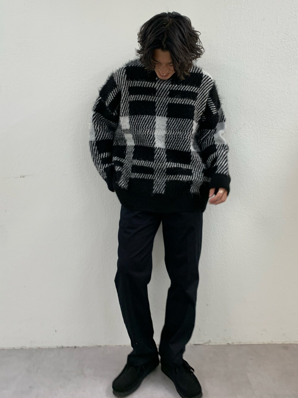 「ニット、秋冬コーデ、ビッグシルエット、シャギーニット、モヘアニット、秋のコーデ、カジュアルコーデ、テーパードパンツ、革靴、ビッグチェック、チェック柄、大人カジュアル、ニットコーデ」｜「CIAOPANIC TYPYの【WEB限定】ユニセックスアソート柄モヘアライクジャガードクルーネックニット（ニット/セーター、ブラック系）」を使った、皆川喬さん（メンズ・168cm）の秋コーディネートの1枚目の写真
