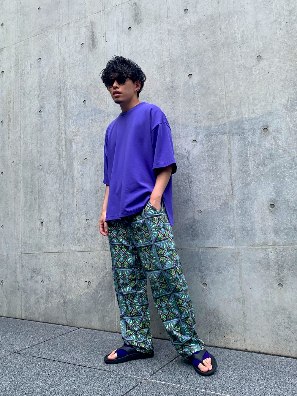 「カラー×コーデ、カラーパンツ、サングラス、休日スタイル、カラーソックス、ビッグシルエット、グリーン、パープル、夏コーデ、柄パンツ、リラックススタイル、バティック柄、サンダルソックス、サンダル×靴下、ラフコーデ」｜「CIAOPANIC TYPYのサングラス　5021（サングラス、ブラック系）」を使った、皆川喬さん（メンズ・168cm）の春コーディネートの1枚目の写真