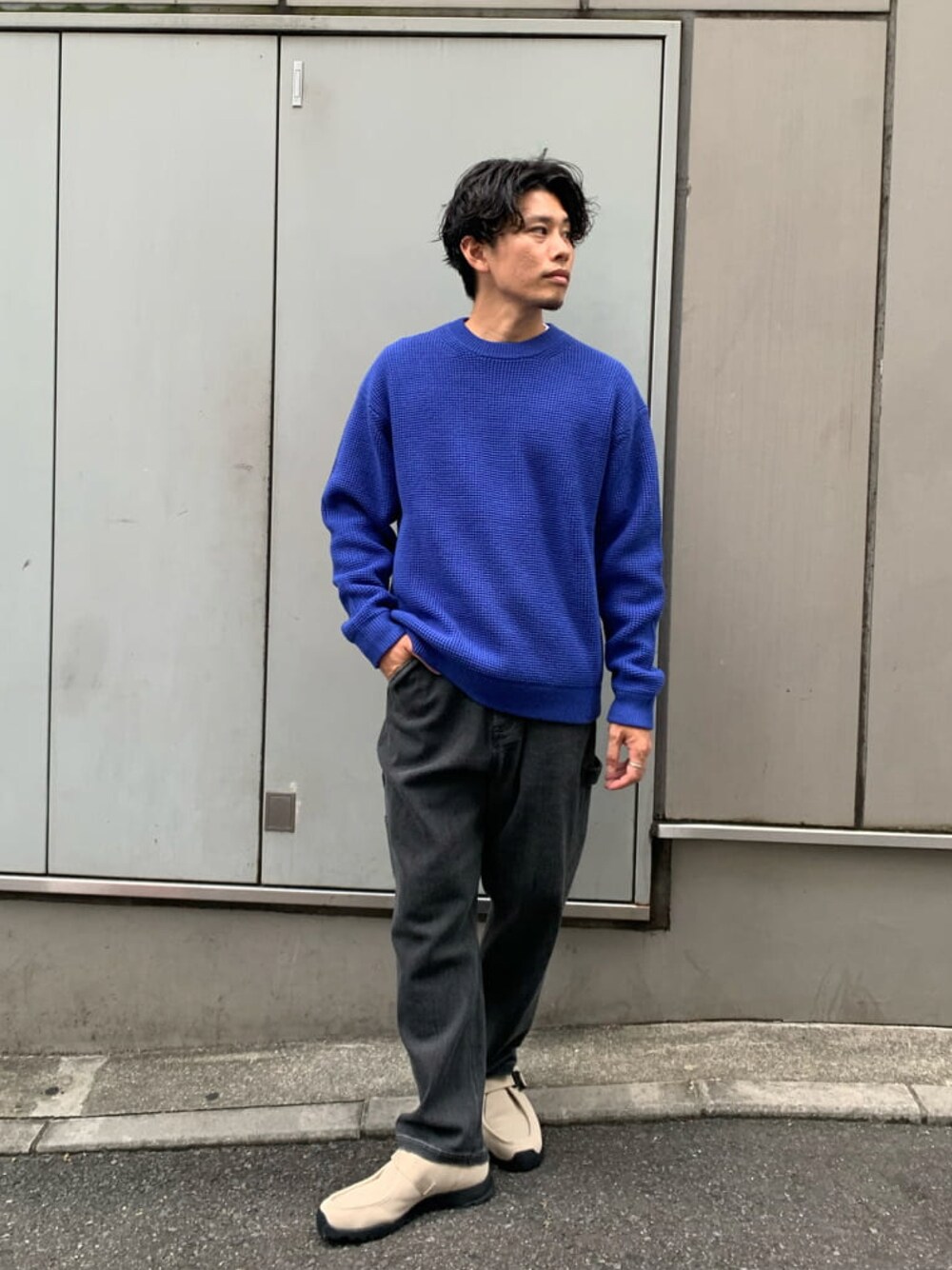 「デニム、プチプラ、シンプルコーデ、ニット、ワッフル、ブルー、ペインターパンツ、ブラック、モンクストラップ、モンクシューズ、秋コーデ、カジュアル、カジュアルコーデ、ニットコーデ、きれいめカジュアル」｜「CIAOPANIC TYPYの□キープシェイプワッフルニットプルオーバー（ニット/セーター、ブルー系）」を使った、皆川喬さん（メンズ・168cm）の秋コーディネートの1枚目の写真