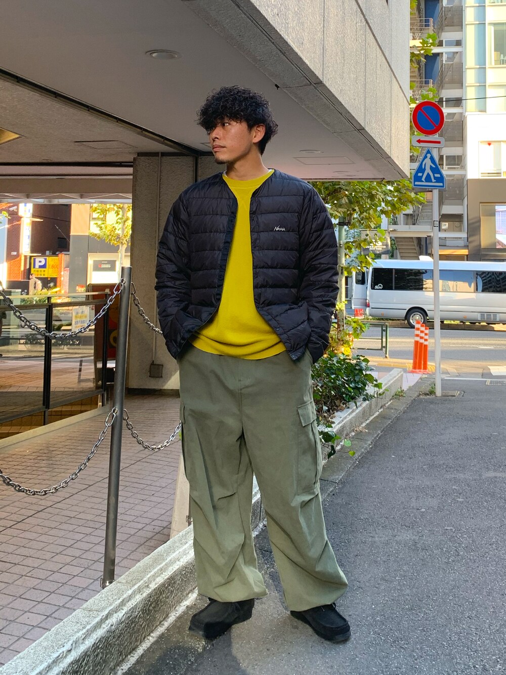 「レイヤードスタイル、カーゴパンツ、秋冬コーデ、ビッグシルエット、プチプラ、プチプラコーデ、冬コーデ、ストリート、ダウンジャケット、ブラック、ブラックコーデ、ニット、ニットコーデ、ミリタリー、革靴」｜「NANGAの【NANGAｘFranklin Climbing】インナーダウンアウター（ダウンジャケット/コート、ブラック系）」を使った、皆川喬さん（メンズ・168cm）の秋コーディネートの1枚目の写真