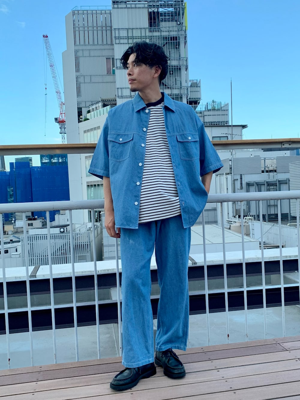 「夏コーデ、ビッグT、ワントーンコーデ、ボーダー、夏セールで買いました、夏だ！Tシャツ着よう！、デニム、シンプルコーデ、革靴、デニムシャツ、ペインターパンツ、デニムパンツ、ワイドパンツ、オーバーサイズ」｜「CIAOPANIC TYPYの【セットアップ対応】コットンリネンデニム ビッグシャツ（シャツ/ブラウス、ブルー系）」を使った、皆川喬さん（メンズ・168cm）の夏コーディネートの1枚目の写真