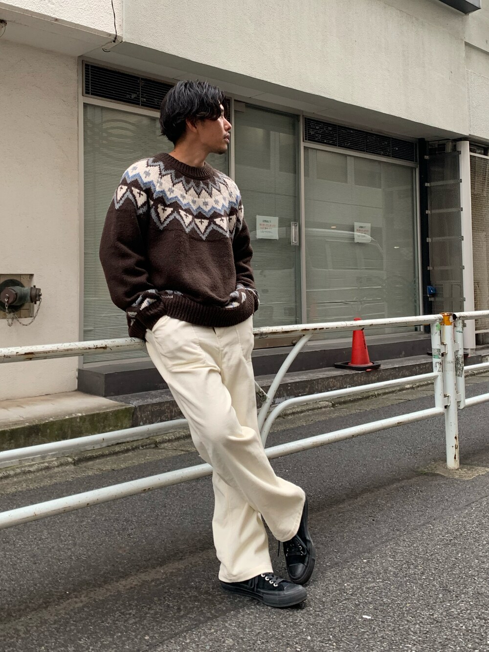 「シンプルコーデ、ニット、ニットコーデ、秋冬コーデ、ビッグシルエット、ノルディック柄、ざっくりニット、ブラウン、コーデュロイパンツ、ベイカーパンツ、ホワイト、ホワイトパンツ、スニーカー、スニーカーコーデ、リラックススタイル」｜「CIAOPANIC TYPYの【OSORO】ノルディックニットプルオーバー（ニット/セーター、ブラウン系）」を使った、皆川喬さん（メンズ・168cm）の秋コーディネートの1枚目の写真