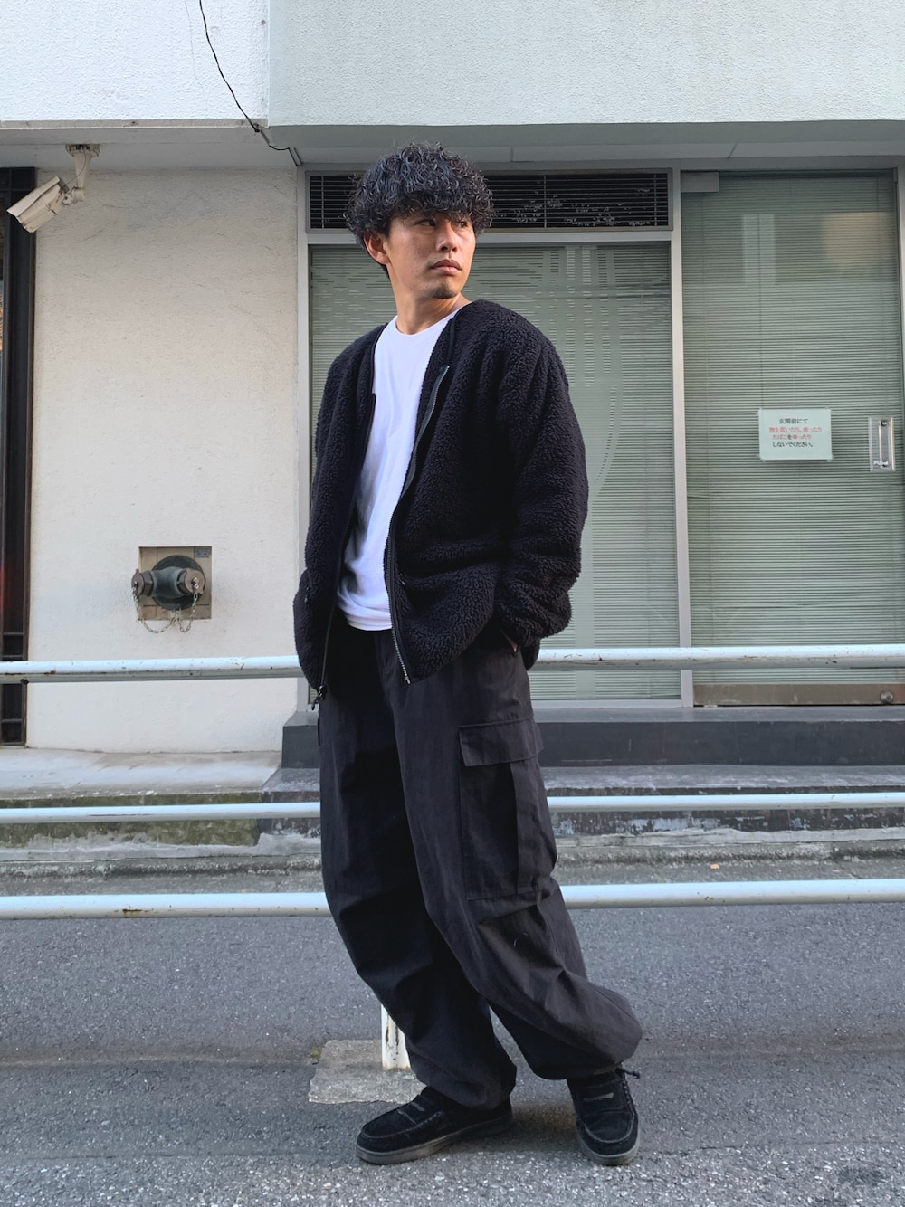 「カーゴパンツ、秋冬コーデ、ビッグシルエット、プチプラ、プチプラコーデ、冬コーデ、ストリート、ストリートコーデ、ローファー、革靴、スニーカー、スニーカーコーデ、フリース、白Tシャツ、ワイドパンツ」｜「Franklin Climbingの【気象予報士　依田司さん着用】【Franklin Climbing】カスケードシェルパーフリースカーディガン（ノーカラージャケット、ブラック系）」を使った、皆川喬さん（メンズ・168cm）の秋コーディネートの1枚目の写真