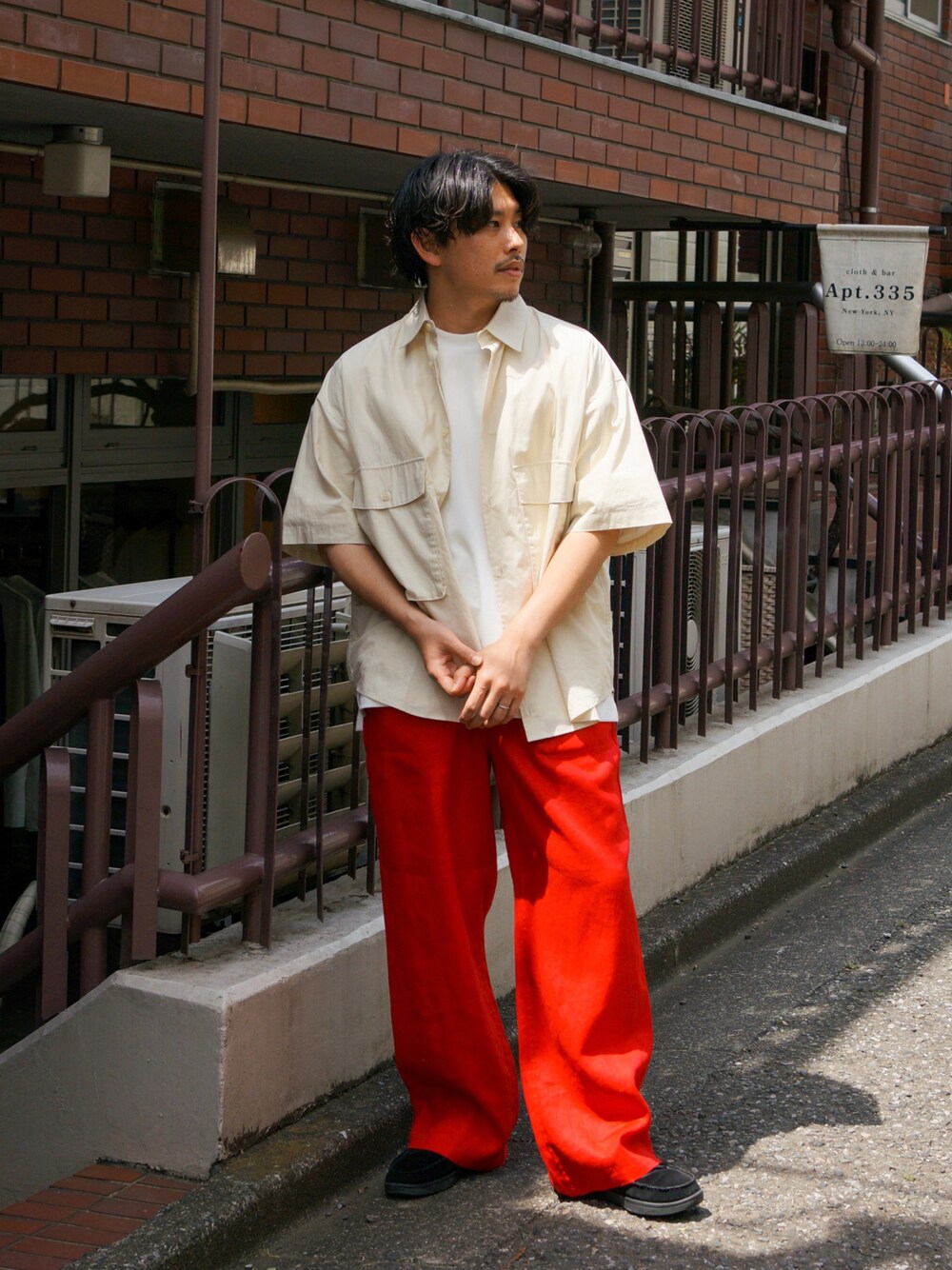 「シャツスタイル、ローファー、初夏コーデ、カラーパンツ、プチプラ、シンプルコーデ、ストリート、ビッグシルエット、レイヤードスタイル、夏コーデ、カジュアルコーデ、大人カジュアル、白Tシャツ、ワイドパンツ」｜「CIAOPANIC TYPYのブロードビッグポケットビッグシャツ（シャツ/ブラウス、ベージュ系）」を使った、皆川喬さん（メンズ・168cm）の春コーディネートの1枚目の写真