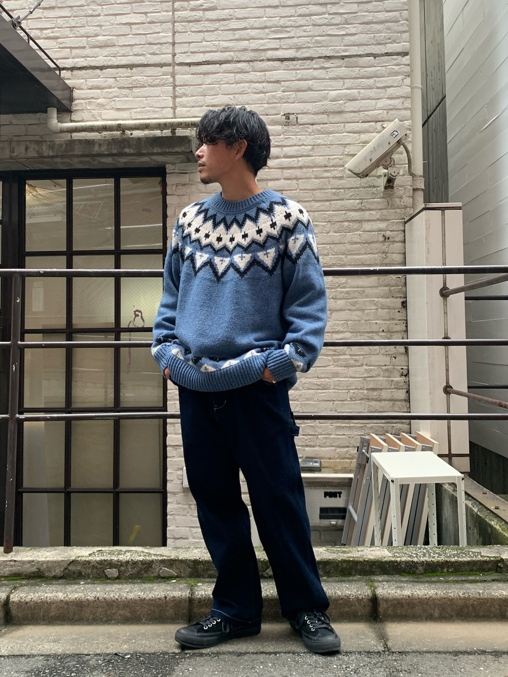 「ニット、秋冬コーデ、ビッグシルエット、ノルディック柄、ノルディックセーター、柄ニット、ペインターパンツ、ワイドパンツ、ワイドデニム、スニーカー、スニーカーコーデ、大人コーデ、カジュアルコーデ、デニムパンツ、冬コーデ」｜「CIAOPANIC TYPYの【OSORO】ノルディックニットプルオーバー（ニット/セーター、ブルー系）」を使った、皆川喬さん（メンズ・168cm）の秋コーディネートの1枚目の写真