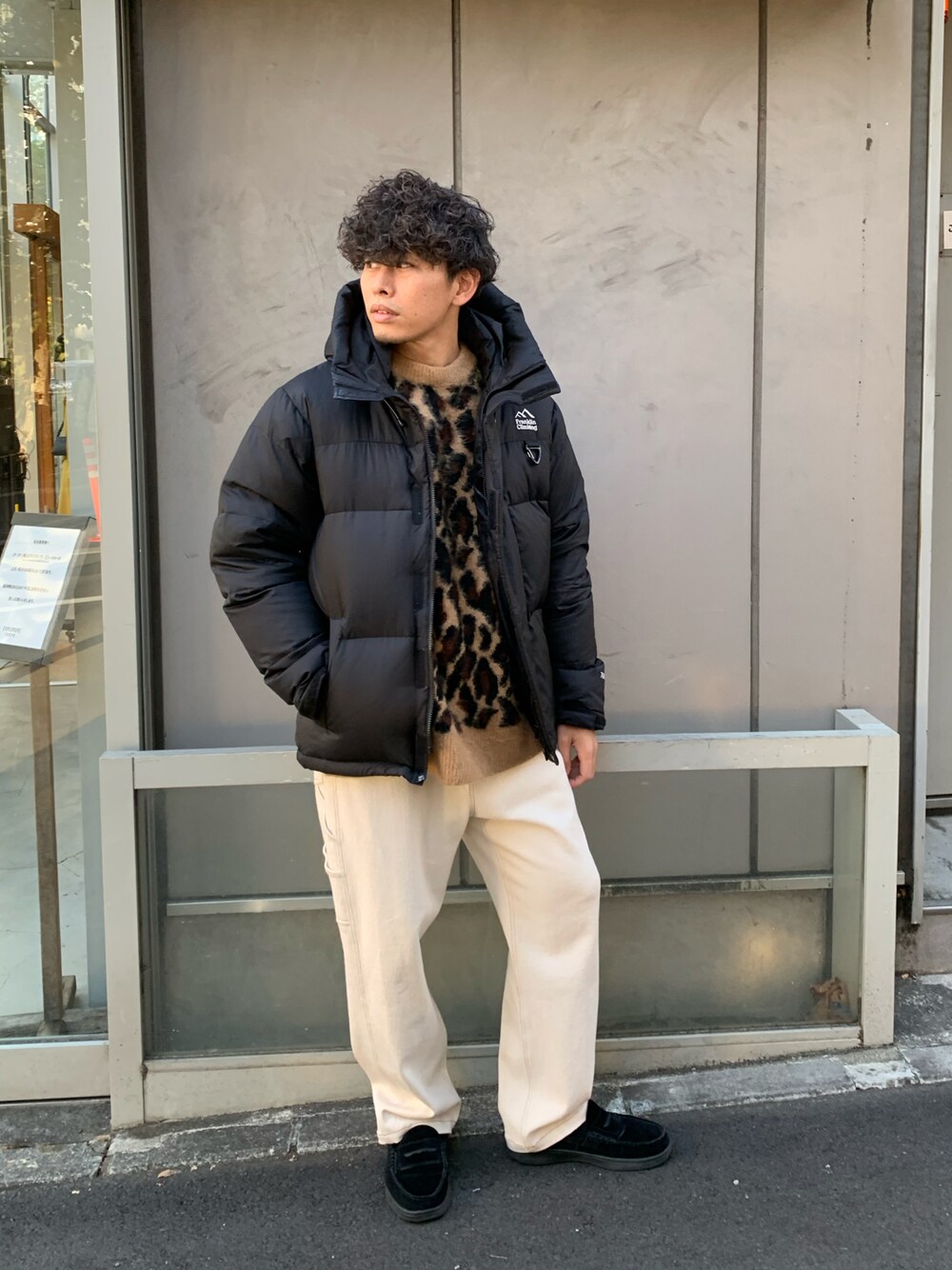 「レイヤードスタイル、秋冬コーデ、ビッグシルエット、プチプラ、モヘヤニット、冬コーデ、ストリート、ローファー、ダウンジャケット、レオパード、ニット、ニットコーデ、ブラック、ブラックコーデ、デニム」｜「Franklin Climbingの【Franklin Climbing】アルパインビレイダウンジャケット（ダウンジャケット/コート、ブラック系）」を使った、皆川喬さん（メンズ・168cm）の秋コーディネートの1枚目の写真