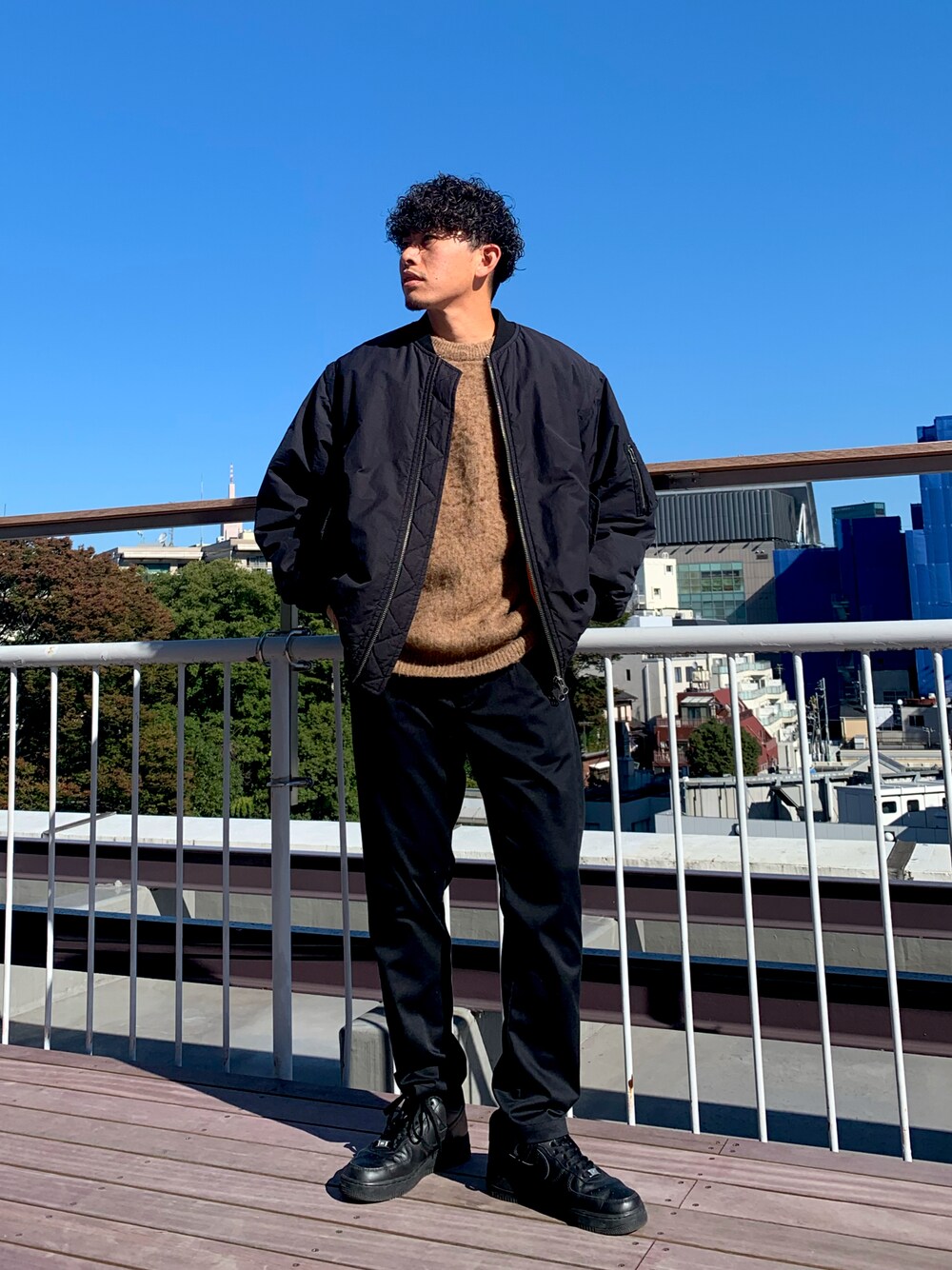 「シンプルコーデ、キルティング、ワントーンコーデ、エアフォースワン、NIKE、ニット、きれいめカジュアル、秋冬コーデ、ビッグシルエット、MA-1、ニットコーデ、ジャガードニット、シャギーニット、テーパードパンツ、ブラック」｜「CIAOPANIC TYPYの□【ユニセックス】2WAYボリュームスリーブMA‐1（MA-1、ブラック系）」を使った、皆川喬さん（メンズ・168cm）の秋コーディネートの1枚目の写真