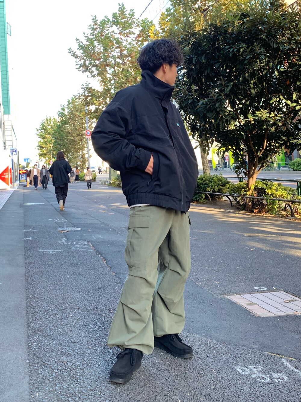 「秋コーデ、秋冬コーデ、ビッグシルエット、冬コーデ、ストリート、カーゴパンツ、カジュアル、カジュアルコーデ、大人カジュアル、スタンドネック、ブラック、ブラックコーデ、オリーブ、アウトドアスタイル、ミリタリー」｜「Franklin Climbingの【気象予報士 依田司さん着用】【Franklin Climbing】カスケードスタンドナイロンブルゾン（ブルゾン、ブラック系）」を使った、皆川喬さん（メンズ・168cm）の秋コーディネートの1枚目の写真