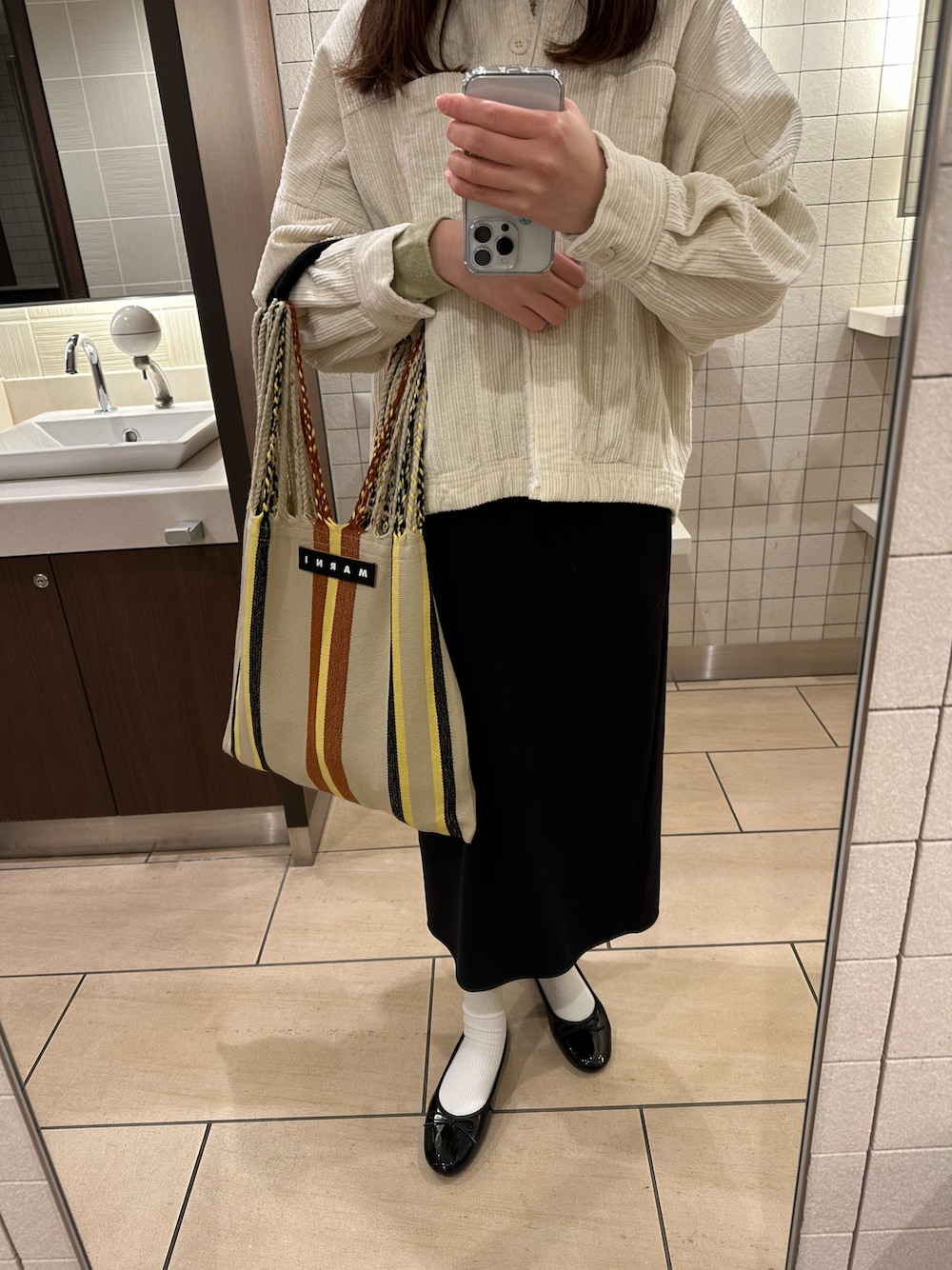 「おでかけコーデ、休日コーデ、バレエシューズ」｜「MARNI MARKETのアイテム（バッグ、ベージュ系）」を使った、yuさん（レディース・162cm）の冬コーディネートの1枚目の写真