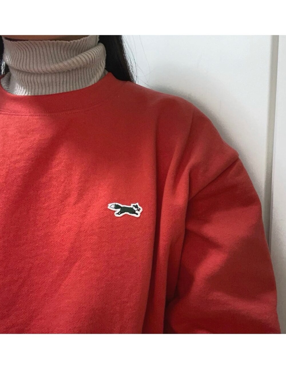 「休日スタイル」｜「FREAK'S STOREのTOWN CRAFT × FREAK'S STORE/タウンクラフト 【WEB限定】theFOX スウェットクルーネック（スウェット、レッド系）」を使った、yuさん（レディース・162cm）の冬コーディネートの1枚目の写真