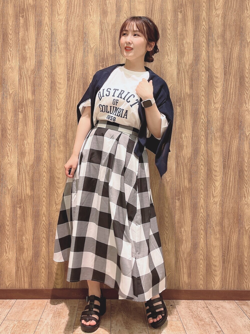 ブルー系のカーディガン/ボレロ、ホワイト系のTシャツ/カットソー、ホワイト系のスカートを着用したレディースの春コーディネートの1枚目の写真