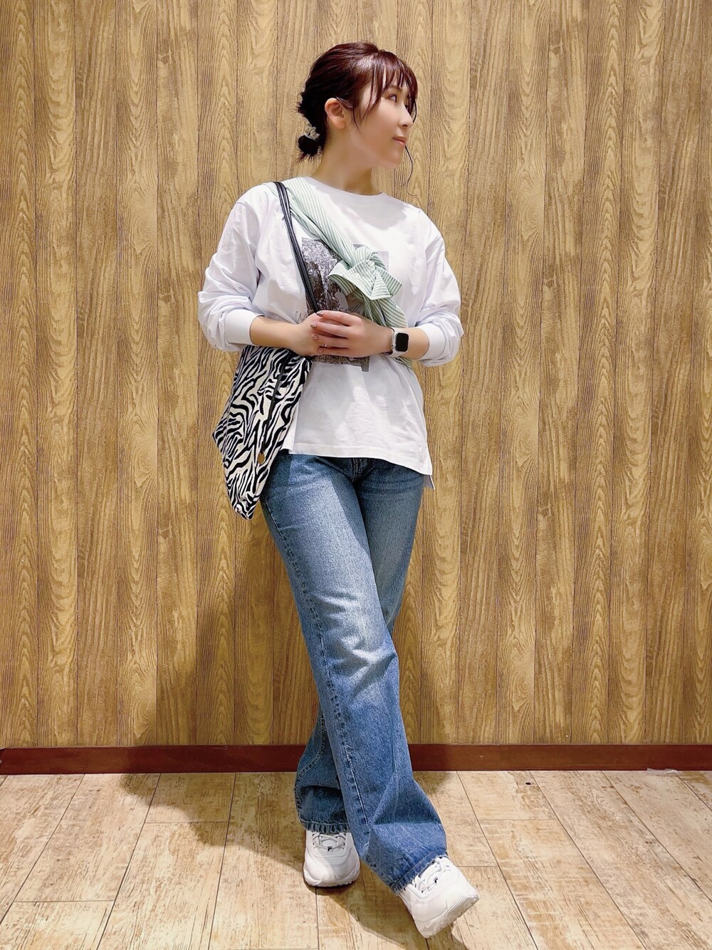 ホワイト系のTシャツ/カットソー、グリーン系のシャツ/ブラウス、ブラック系のトートバッグを着用したレディースの春コーディネートの1枚目の写真