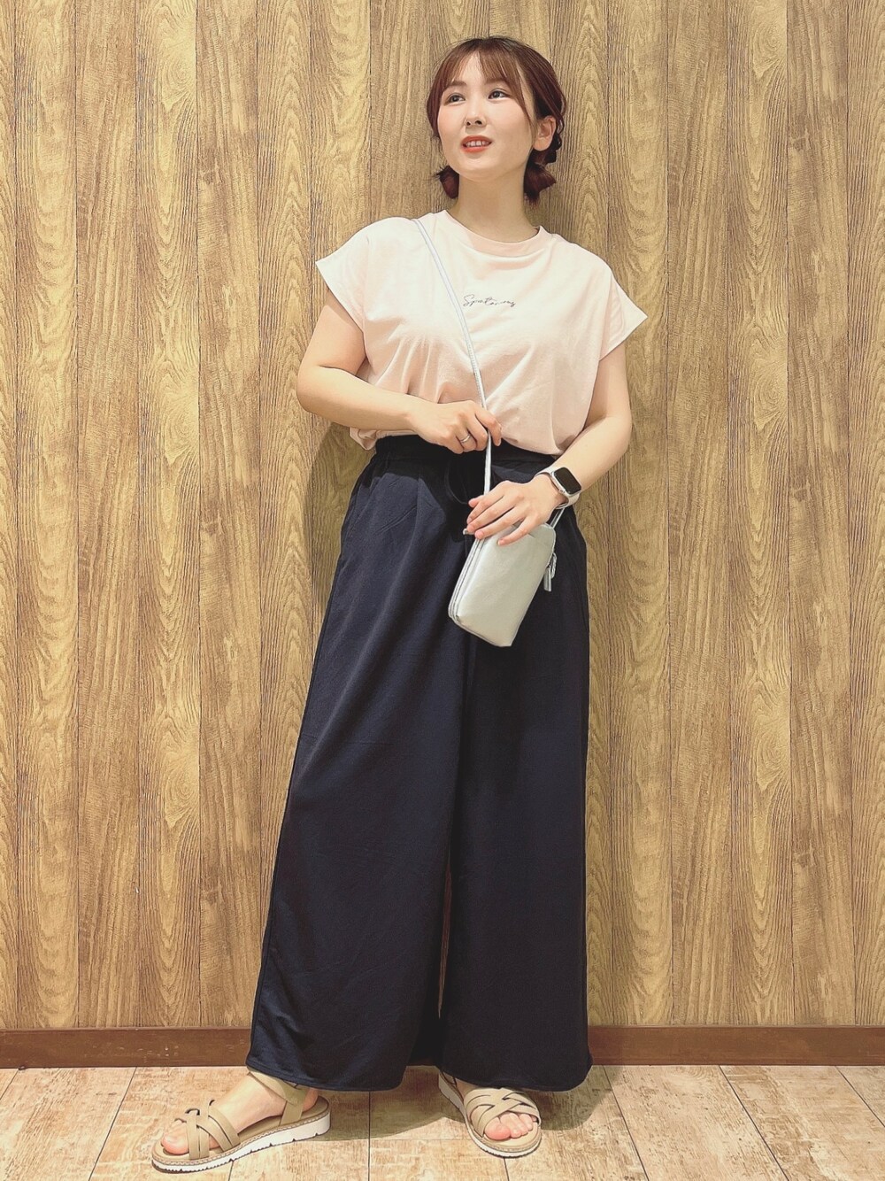 ピンク系のTシャツ/カットソー、ブルー系のその他パンツ、シルバー系のショルダーバッグを着用したレディースの夏コーディネートの1枚目の写真