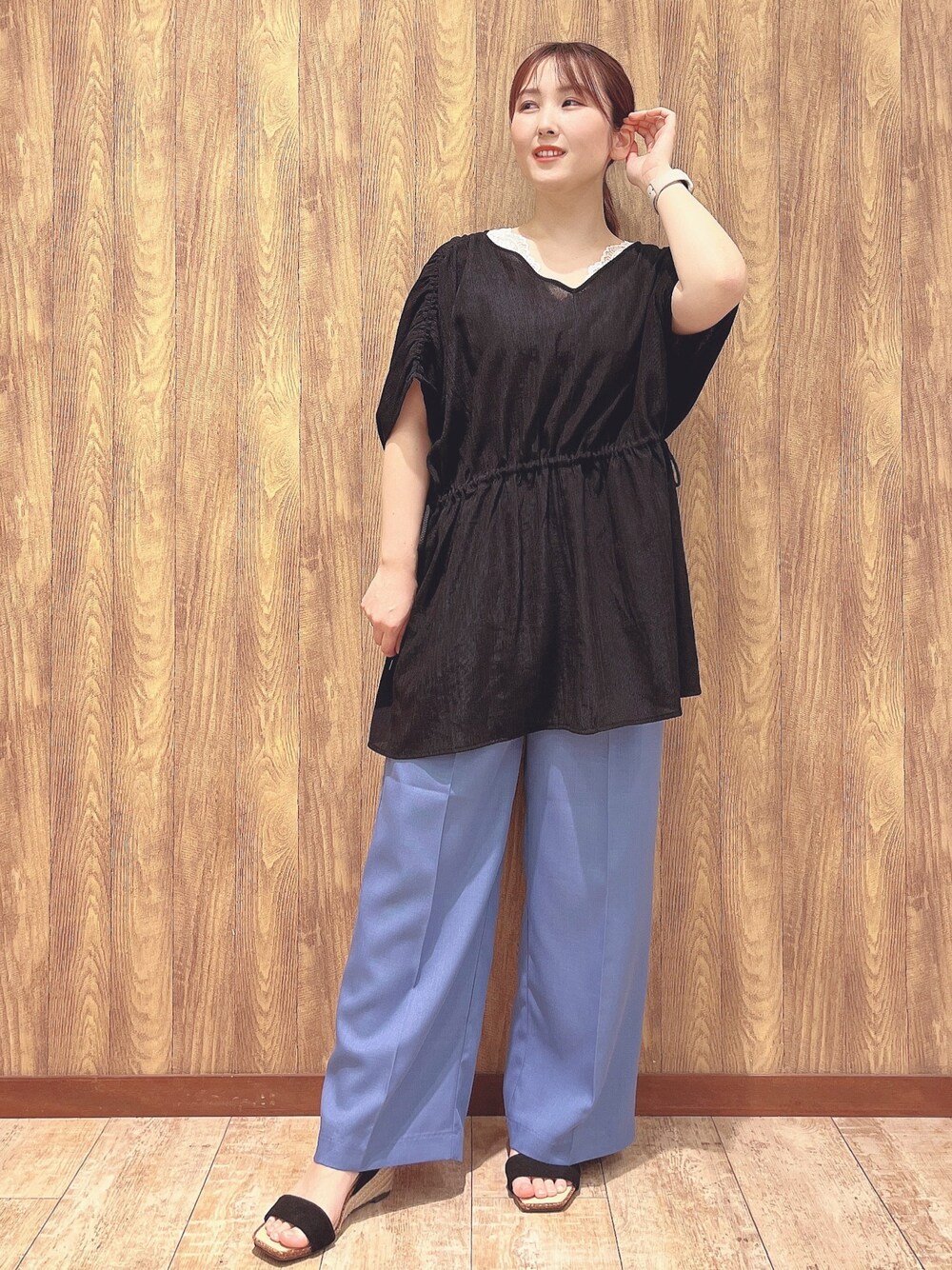 ブラック系のシャツ/ブラウス、ブルー系のその他パンツ、ブラック系のサンダルを着用したレディースの春コーディネートの1枚目の写真