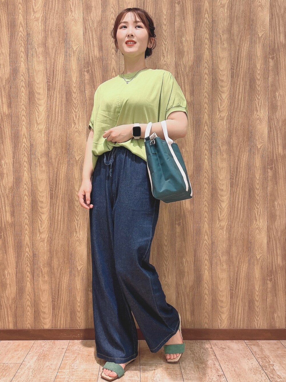 ブルー系のその他パンツ、グリーン系のサンダル、グリーン系のトートバッグを着用したレディースの夏コーディネートの1枚目の写真