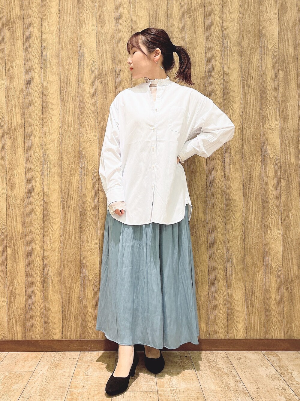 ホワイト系のシャツ/ブラウス、ホワイト系のTシャツ/カットソー、ブルー系のスカートを着用したレディースの春コーディネートの1枚目の写真