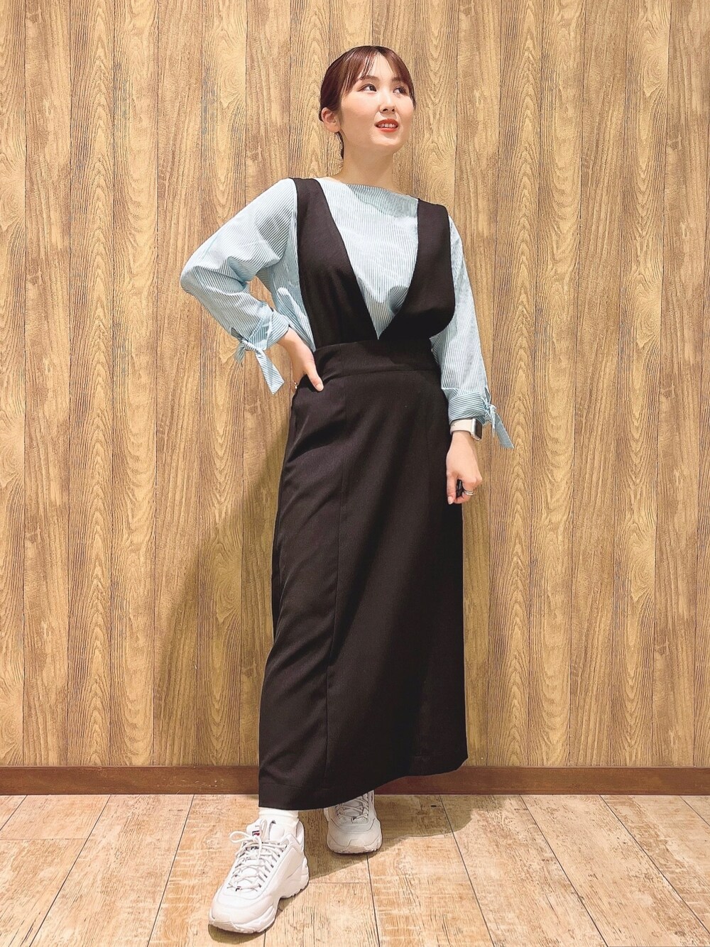 グリーン系のシャツ/ブラウス、ブラック系のスカートを着用したレディースの春コーディネートの1枚目の写真