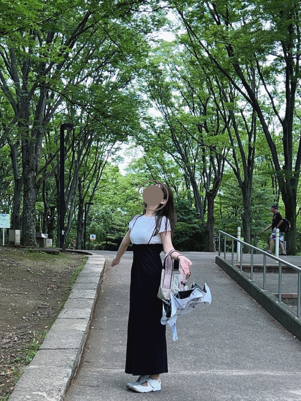 「休日スタイル、夏コーデ、大人カジュアル、きれいめカジュアル、代々木公園でピクニック」｜「Kastaneの【新色追加】ポンチキャミワンピース（ワンピース、ブラック系）」を使った、ayaka_さん（レディース・163cm）の夏コーディネートの1枚目の写真