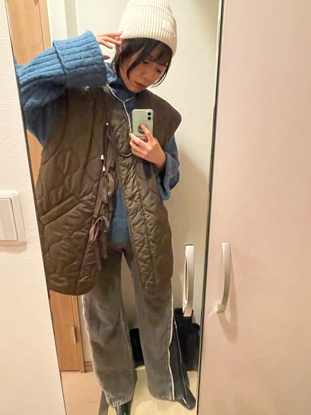 「ootd、ニット帽、カラーニット、カジュアルコーデ、休日スタイル、Diesel、ディーゼル、キルティングジャケット、ベスト」｜「DIESELのユニセックス ニットキャップ ニットビーニー（ニットキャップ/ビーニー、ホワイト系）」を使った、ma-さん（レディース・161cm）の冬コーディネートの1枚目の写真