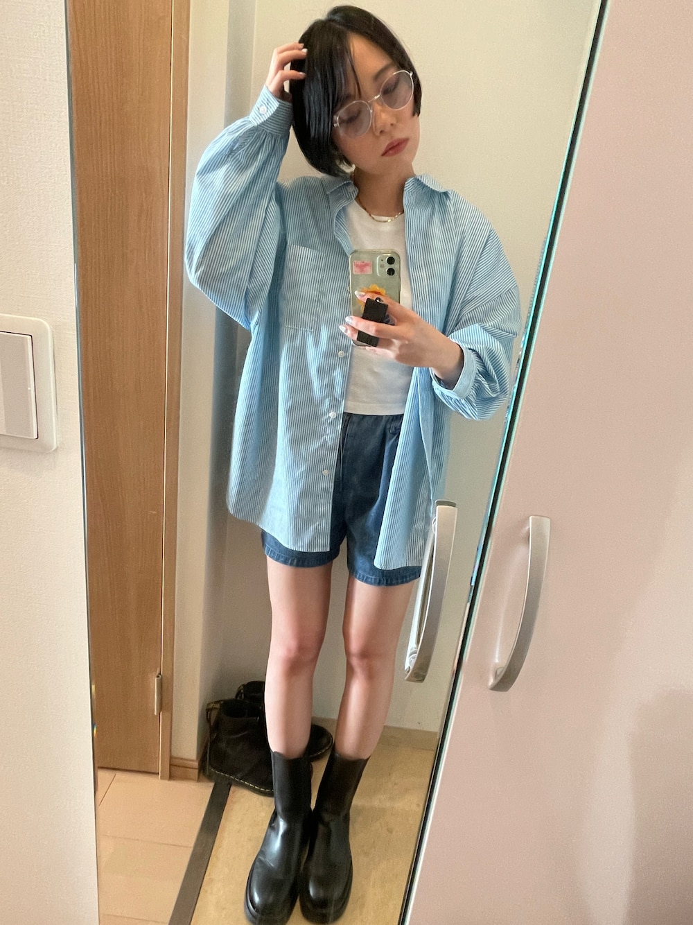 ブルー系のシャツ/ブラウス、ブルー系のデニムパンツ、ホワイト系のTシャツ/カットソーを着用したレディースの春コーディネートの1枚目の写真