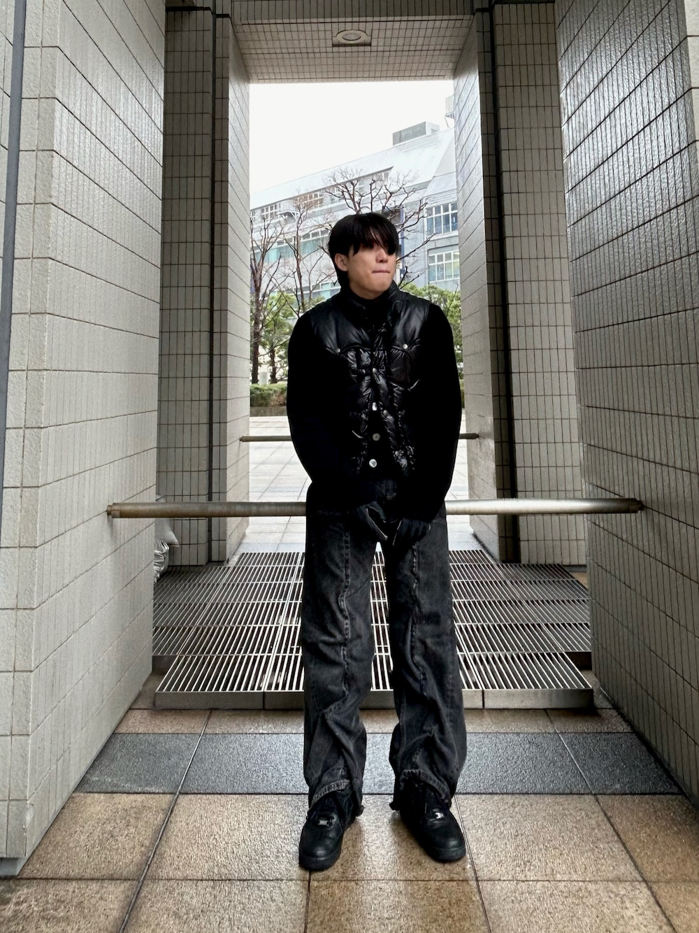 「オールブラック、ootd、NUMBER (N)INE、TAKAHIROMIYASHITA The SoloIst.、NIKE、1017 ALYX 9SM、RAF SIMONS、yproject、ダウンベスト」｜「Y/Projectのアイテム（デニムパンツ、ブラック系）」を使った、🎲さん（メンズ・177cm）の冬コーディネートの1枚目の写真