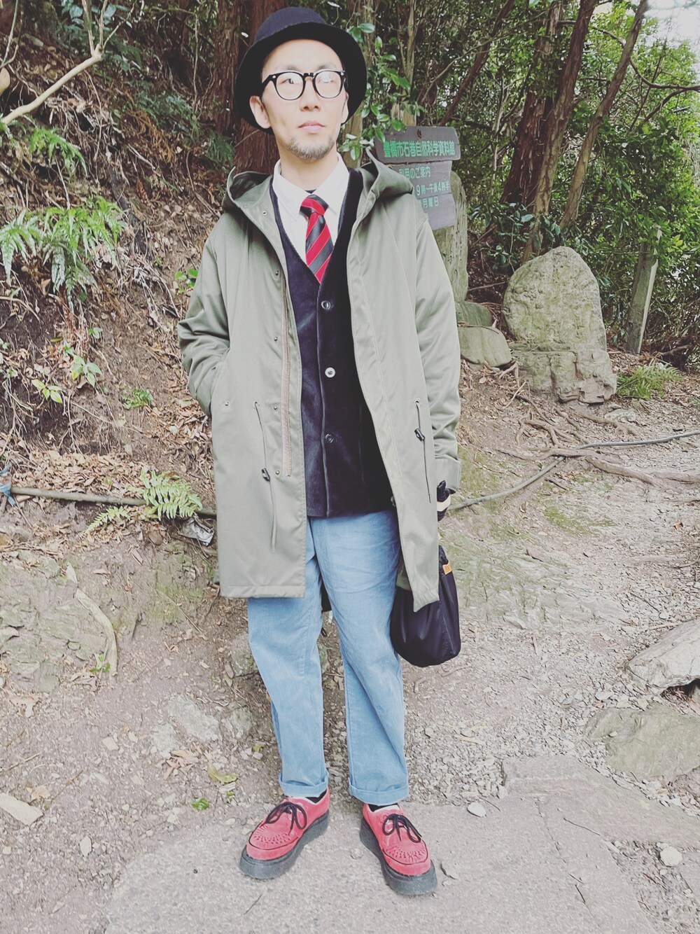 「オトナカジュアル、モッズコート、ジョージコックス、ネクタイ、ハット、メガネ男子、GU、冬コーデ、ootd、巾着バッグ」｜「niko and...のNライナー付モッズコート【niko and ...】（モッズコート、グリーン系）」を使った、サエポンさん（メンズ・171cm）の冬コーディネートの1枚目の写真