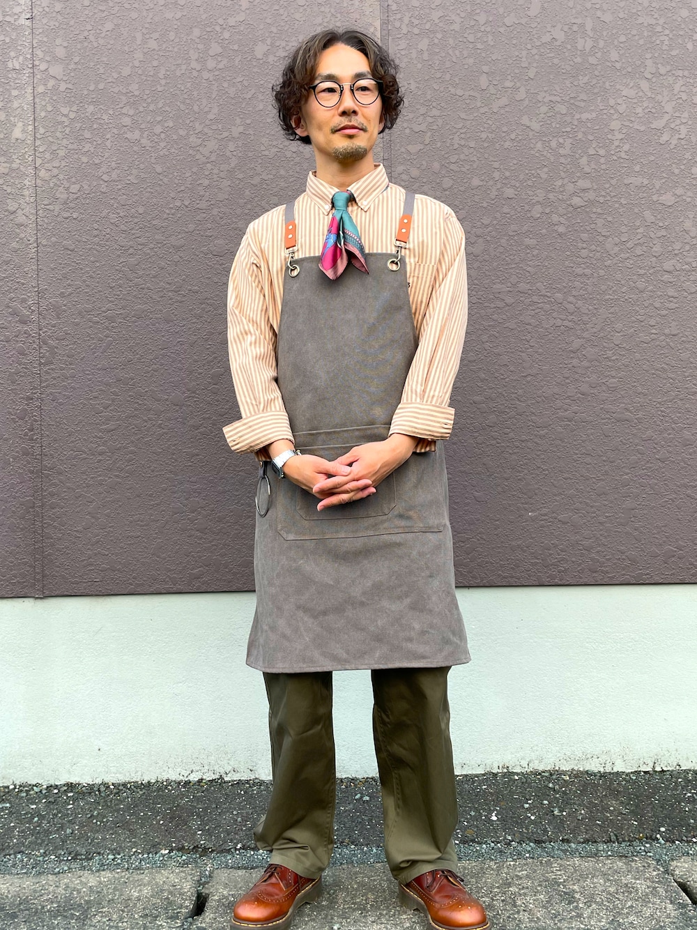 「春コーデ、カフェコーデ、ワークスタイル、メガネ男子、エプロン、シャツスタイル、スカーフ、Dr.Martens、GU、カジュアルコーデ」｜「MONO-MART LADY'Sの長袖シャツ（シャツ/ブラウス、オレンジ系）」を使った、サエポンさん（メンズ・171cm）の春コーディネートの1枚目の写真