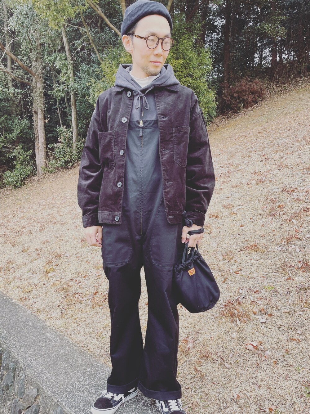 「カジュアルコーデ、今日のコーデ、メガネ男子、ブラック、サロペット、VANS、巾着バッグ、universaloverall、GU、ootd」｜「UNIVERSAL OVERALLの【 UNIVERSAL OVERALL / ユニバーサルオーバーオール 】 # OVERALL オーバーオール サロペット MENS U911804-A（サロペット/オーバーオール、ブラック系）」を使った、サエポンさん（メンズ・171cm）の冬コーディネートの1枚目の写真