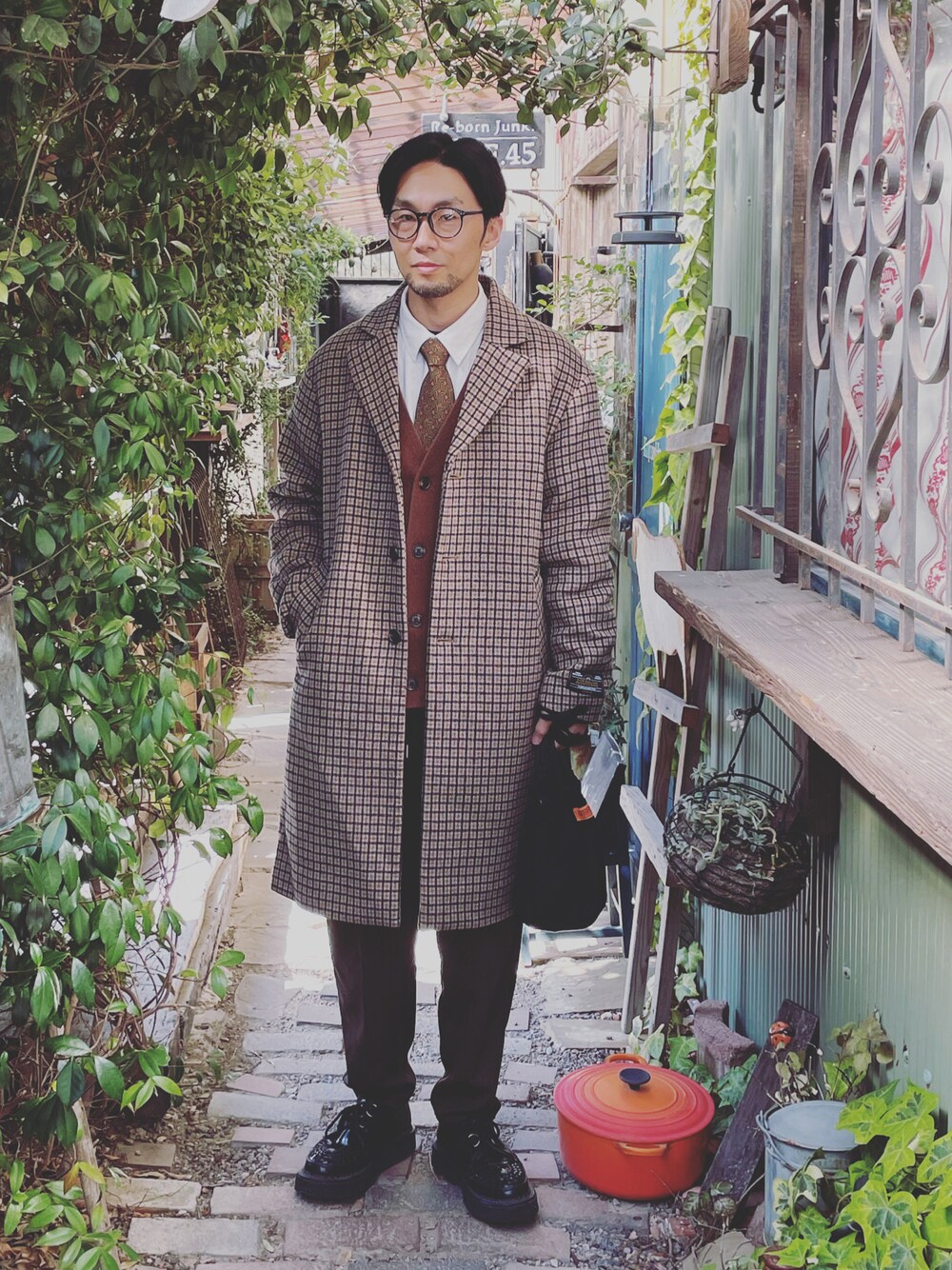 「冬コーデ、ootd、大人カジュアル、ワントーンコーデ、GU、テェスターコート、カーディガン、ネクタイ、メガネ男子、巾着バッグ」｜「SENSE OF PLACE by URBAN RESEARCHのチェスターコート（チェスターコート、ベージュ系）」を使った、サエポンさん（メンズ・171cm）の冬コーディネートの1枚目の写真