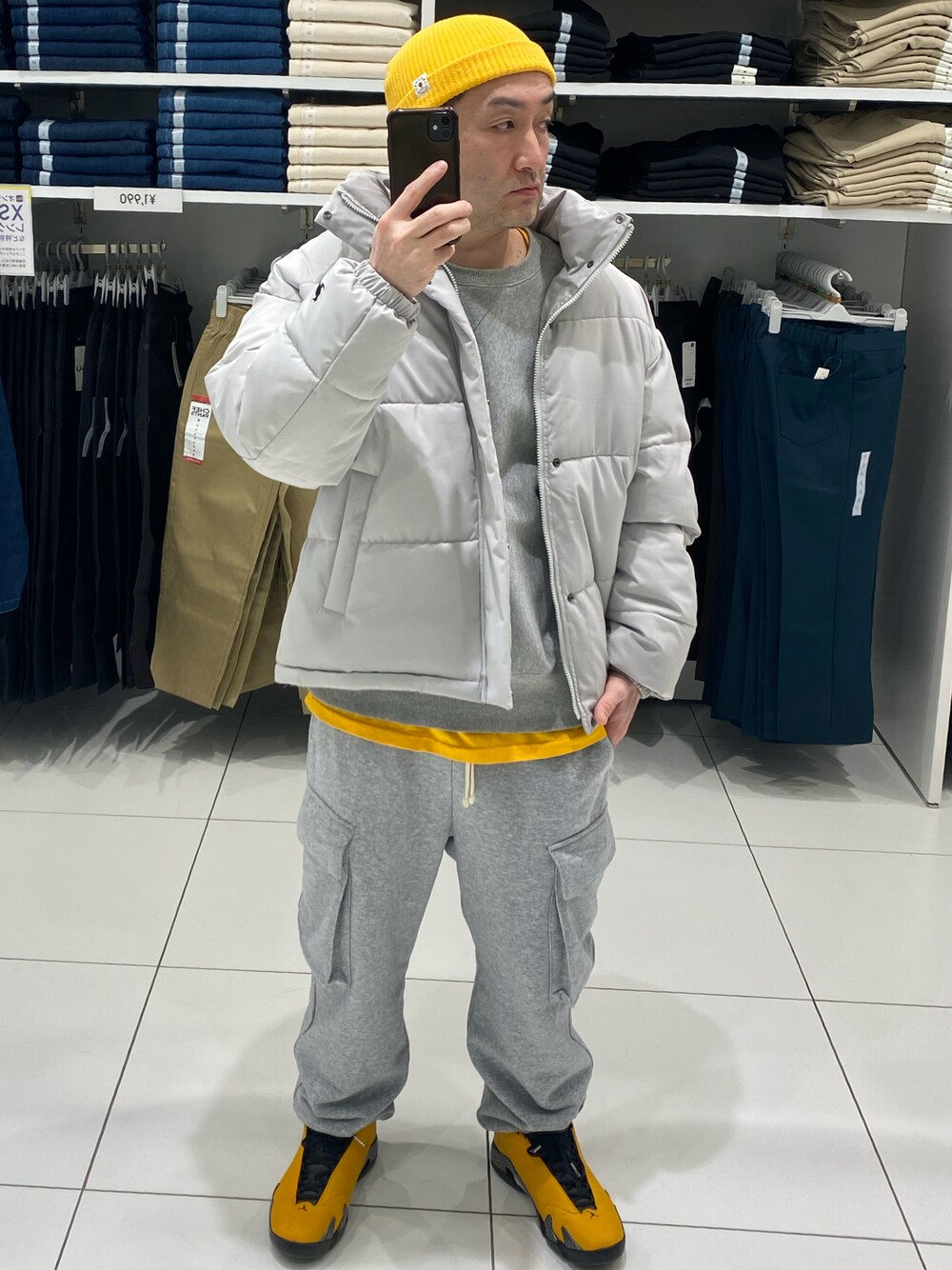グレー系のスウェットパンツ、イエロー系のスニーカー、グレー系のTシャツ/カットソーを着用したメンズの冬コーディネートの1枚目の写真