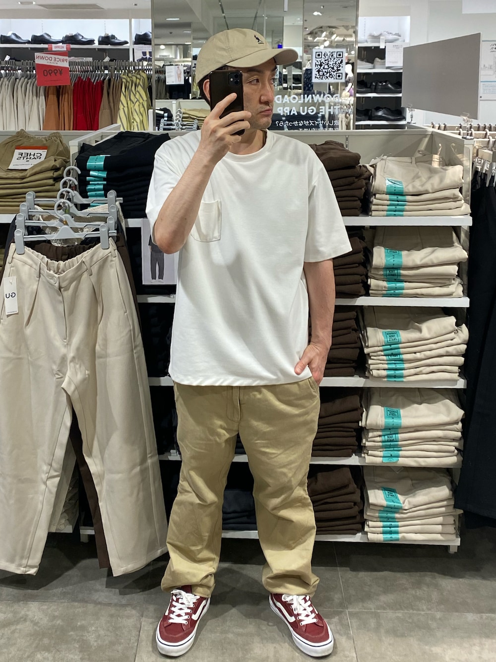 ホワイト系のTシャツ/カットソー、ベージュ系のチノパンツ、レッド系のスニーカーを着用したメンズの夏コーディネートの1枚目の写真