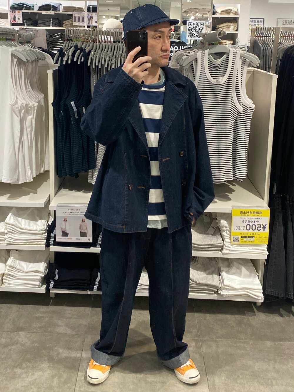 ブルー系のデニムジャケット、オレンジ系のスニーカー、ブルー系のデニムパンツを着用したメンズの夏コーディネートの1枚目の写真