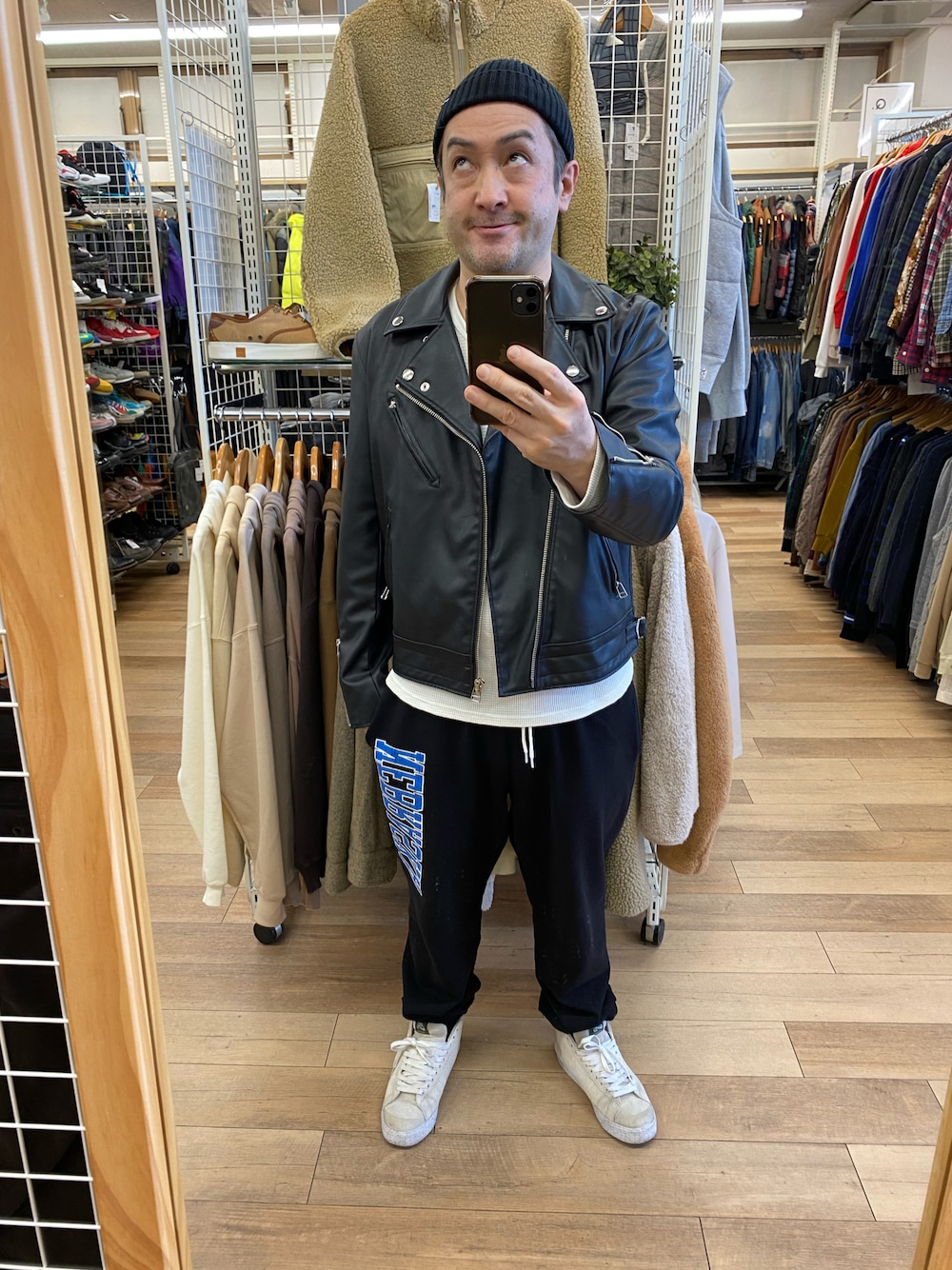 ブラック系のライダースジャケット、ホワイト系のTシャツ/カットソー、ブラック系のスウェットパンツを着用したメンズの秋コーディネートの1枚目の写真