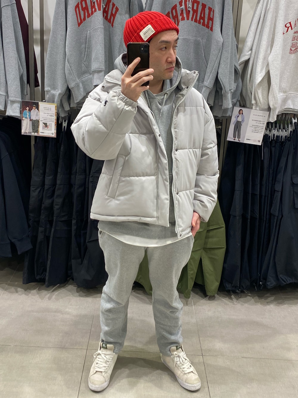 ホワイト系のスニーカー、グレー系のスウェットパンツ、グレー系のパーカーを着用したメンズの冬コーディネートの1枚目の写真