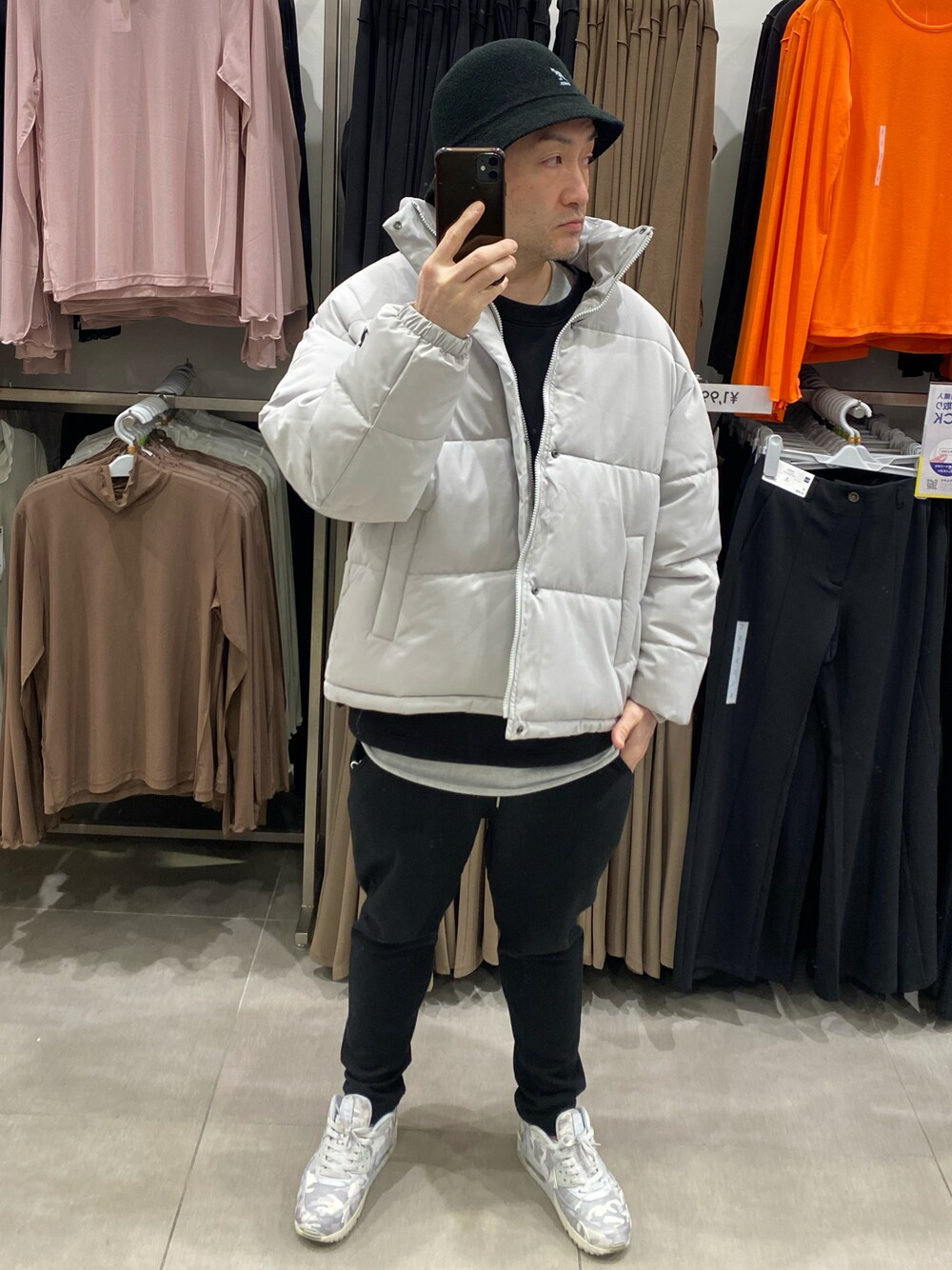 グレー系のダウンジャケット/コート、ブラック系のスウェット、ブラック系のスウェットパンツを着用したメンズの冬コーディネートの1枚目の写真