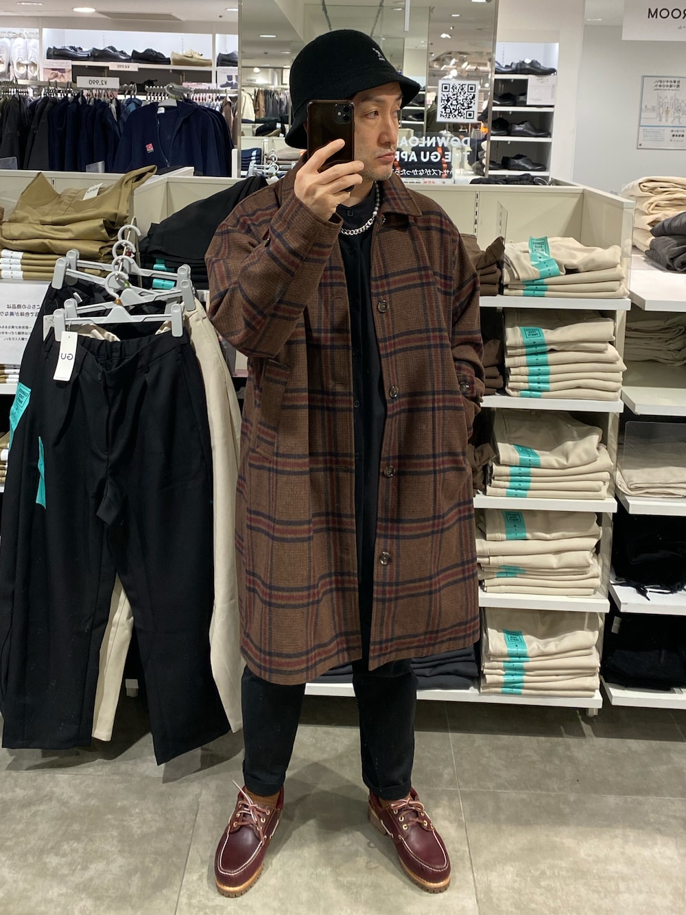 ブラウン系のモカシン/デッキシューズ、ブラック系のパンツ、ブラック系のTシャツ/カットソーを着用したメンズの秋コーディネートの1枚目の写真