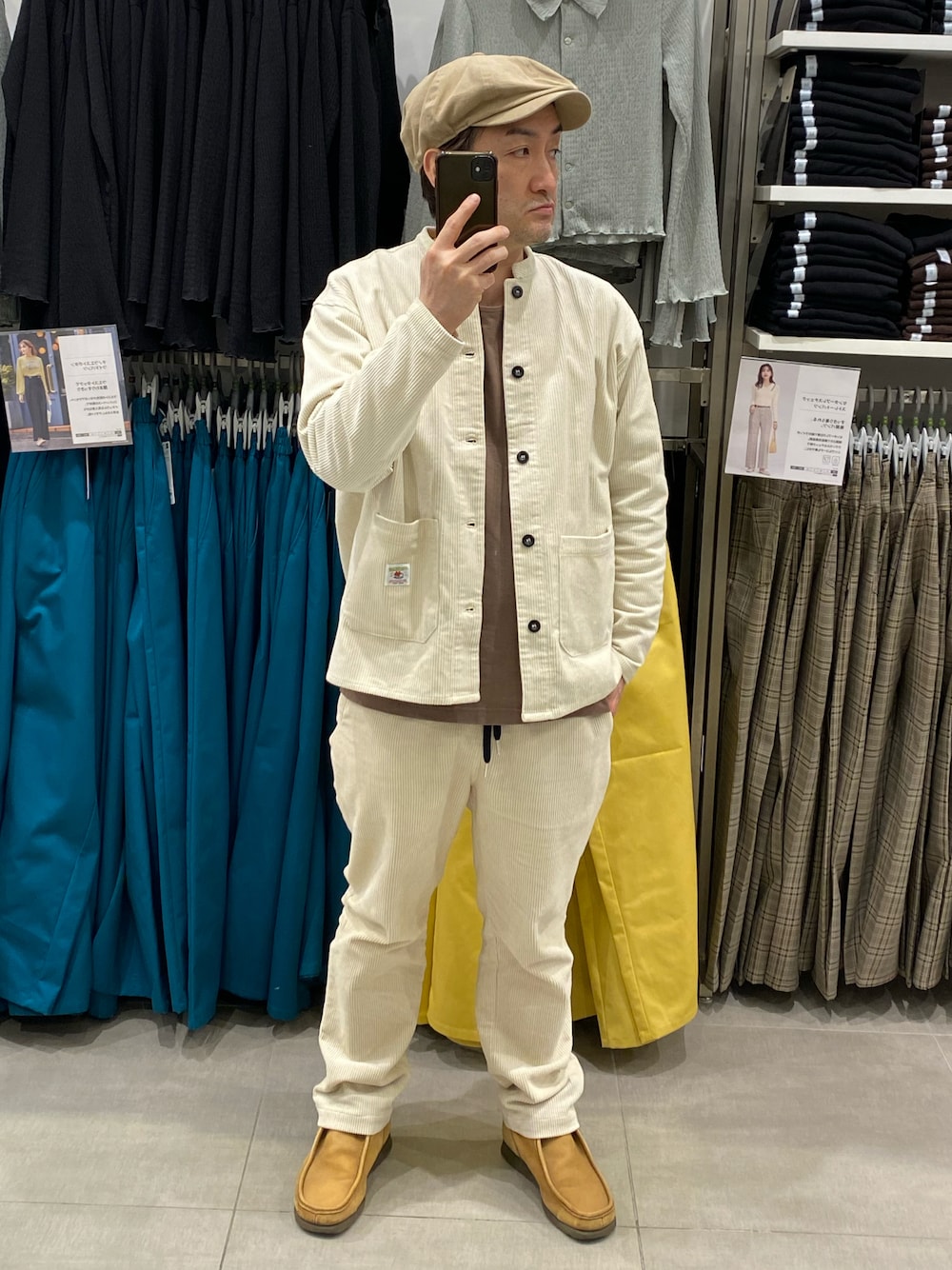 ホワイト系のブルゾン、ホワイト系のその他パンツ、ベージュ系のブーツを着用したメンズの春コーディネートの1枚目の写真